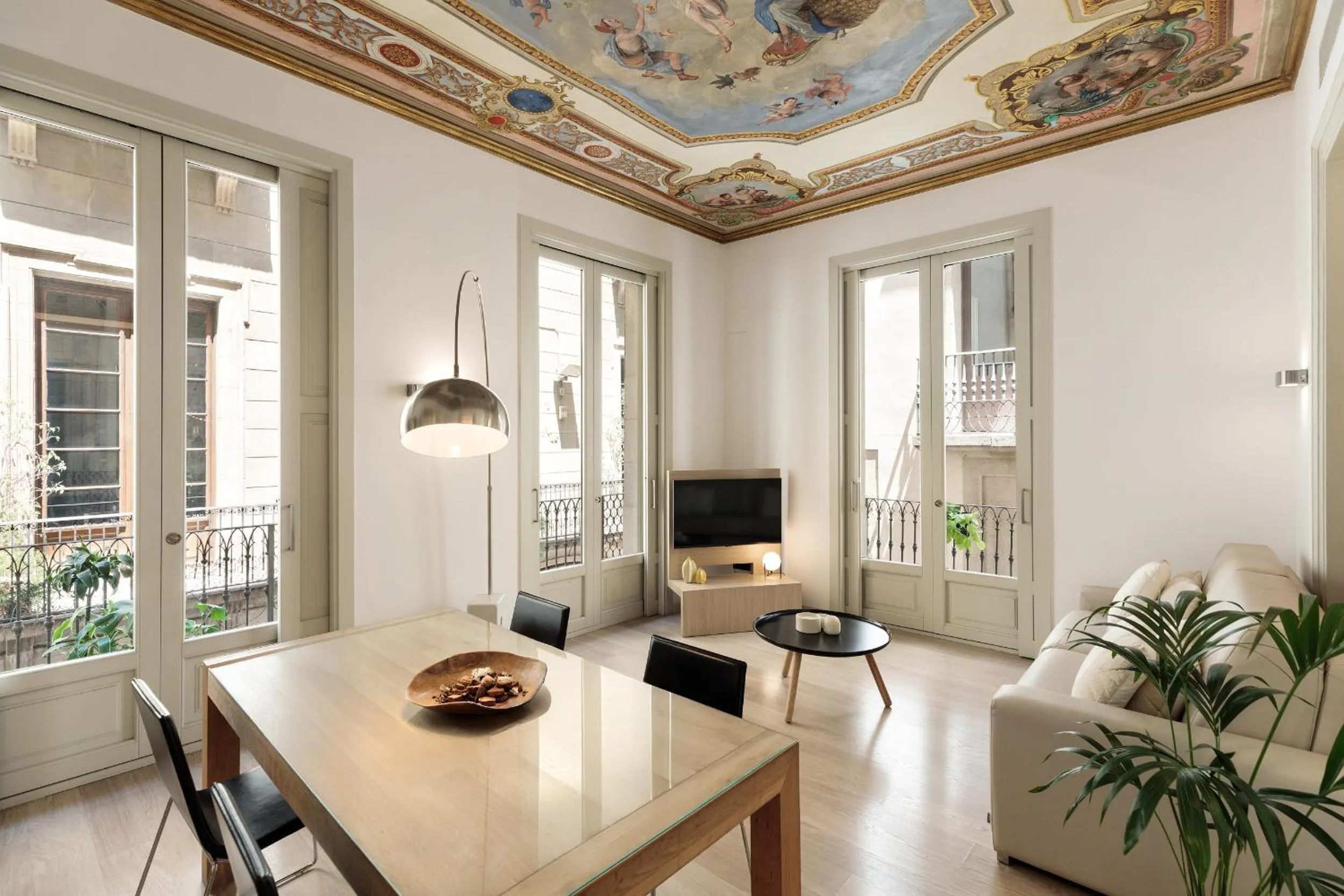 Dining area in Ola Living Portaferrissa