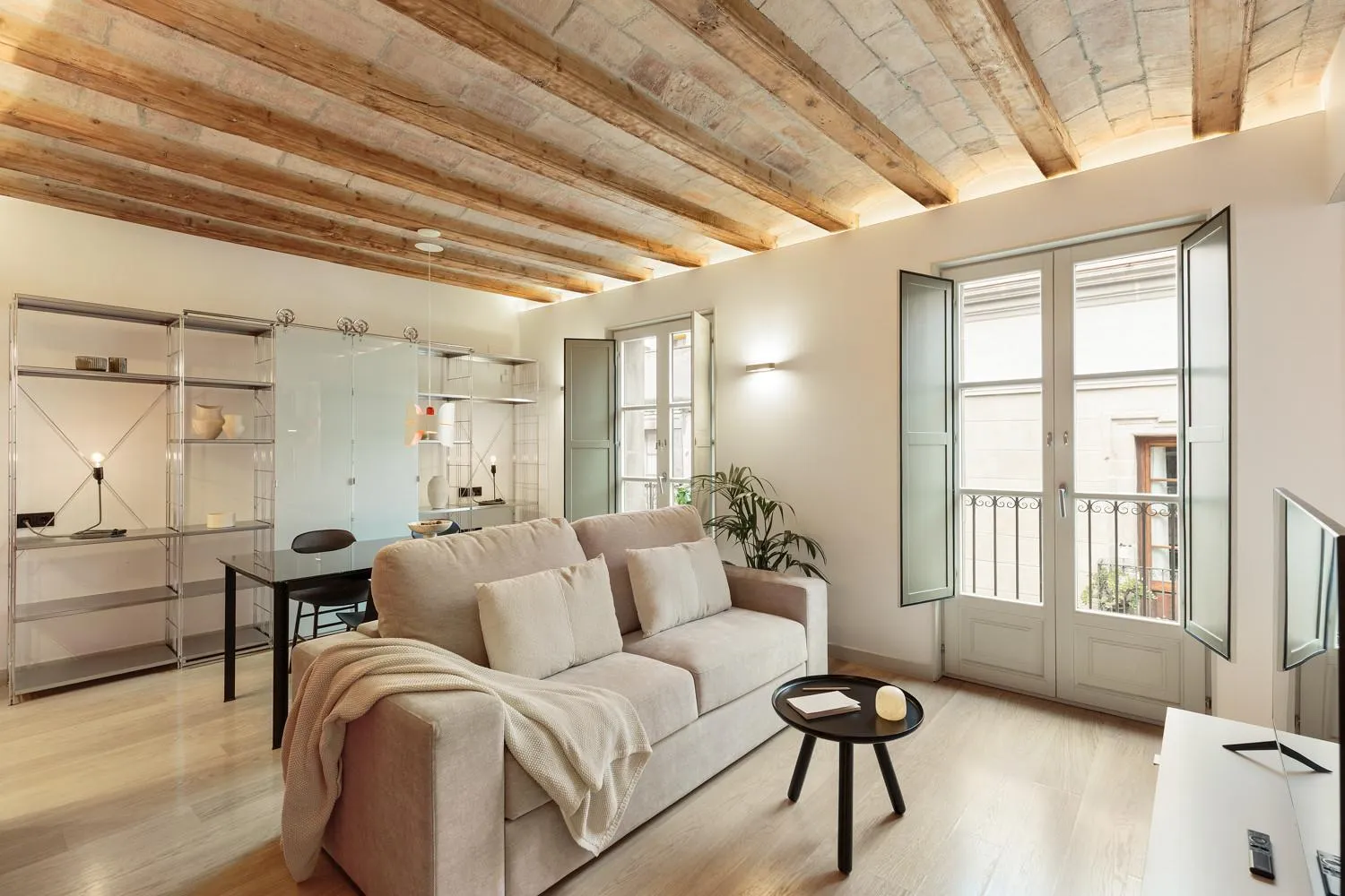 Dining area in Ola Living Portaferrissa