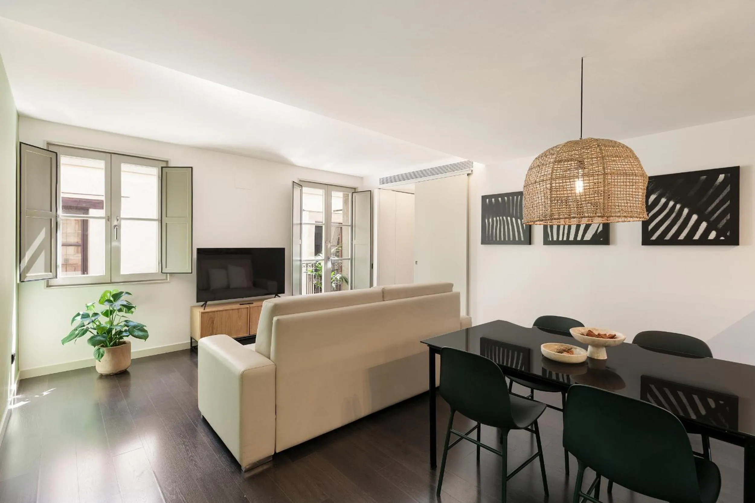 Dining area in Ola Living Portaferrissa