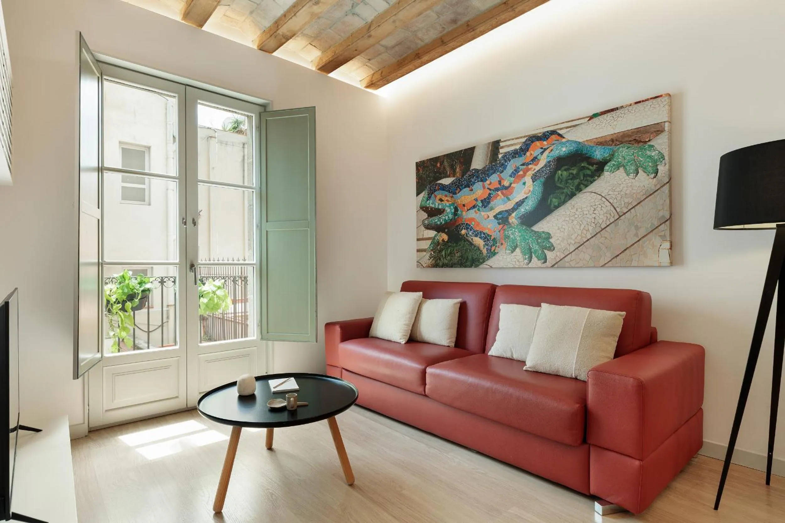 Communal lounge/ TV room in Ola Living Portaferrissa