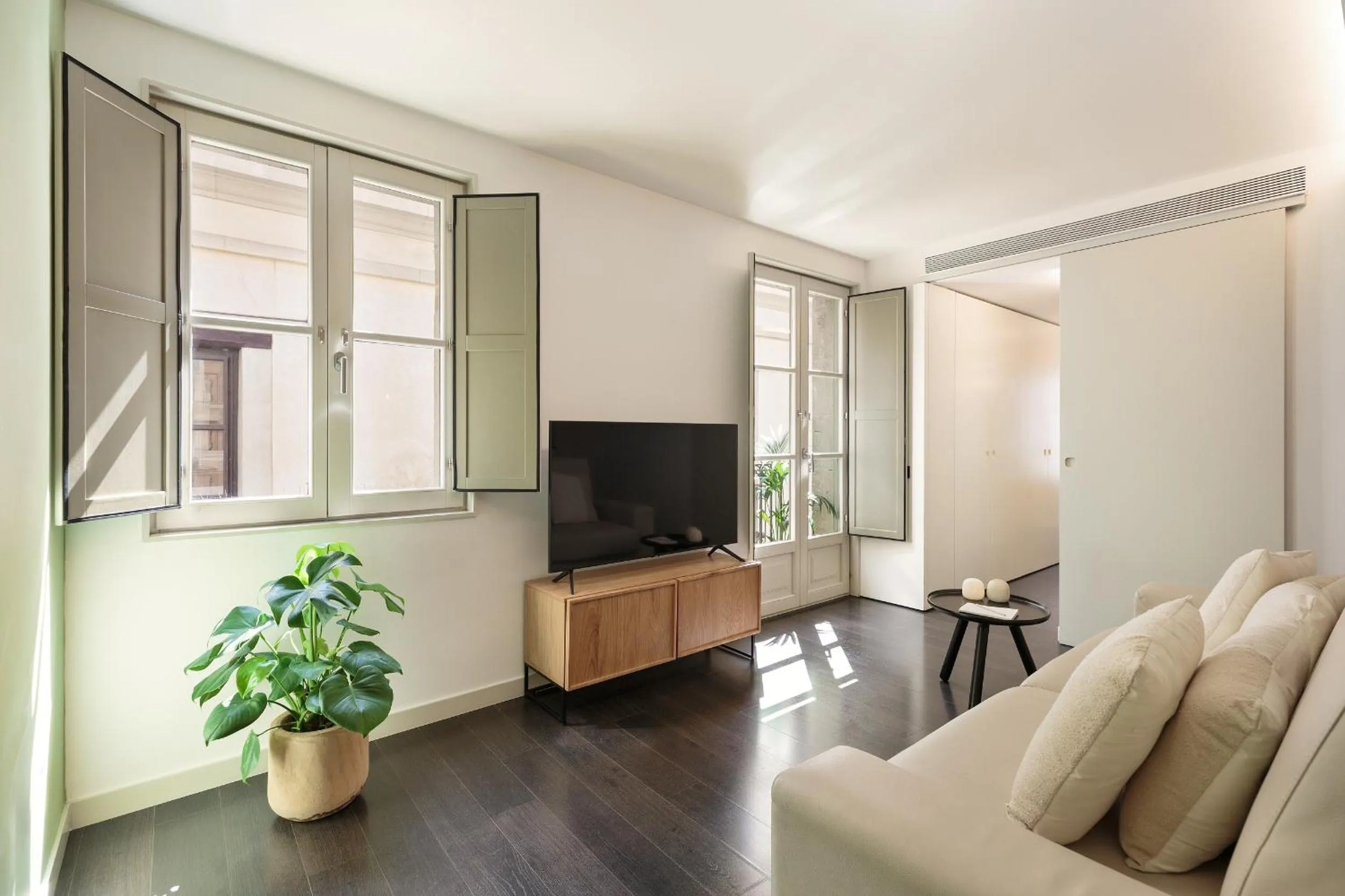 Communal lounge/ TV room in Ola Living Portaferrissa