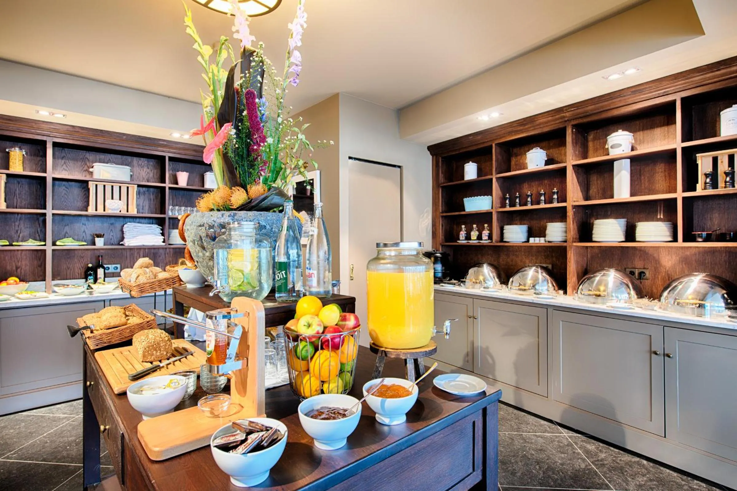 Restaurant/places to eat in Mondrian Suites Berlin am Checkpoint Charlie