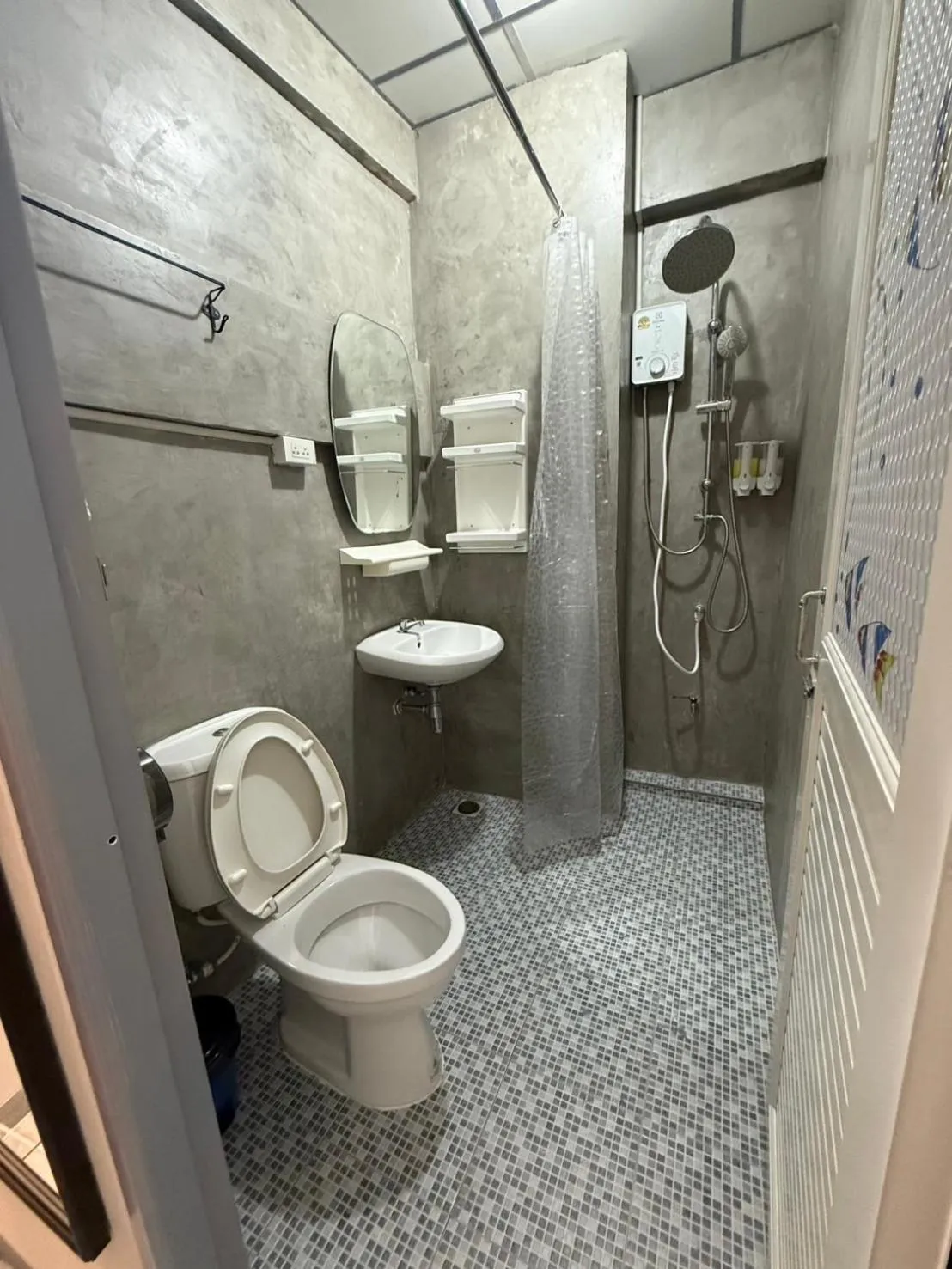 Achcha hotel - itsaraphap MRT station - Wat Arun