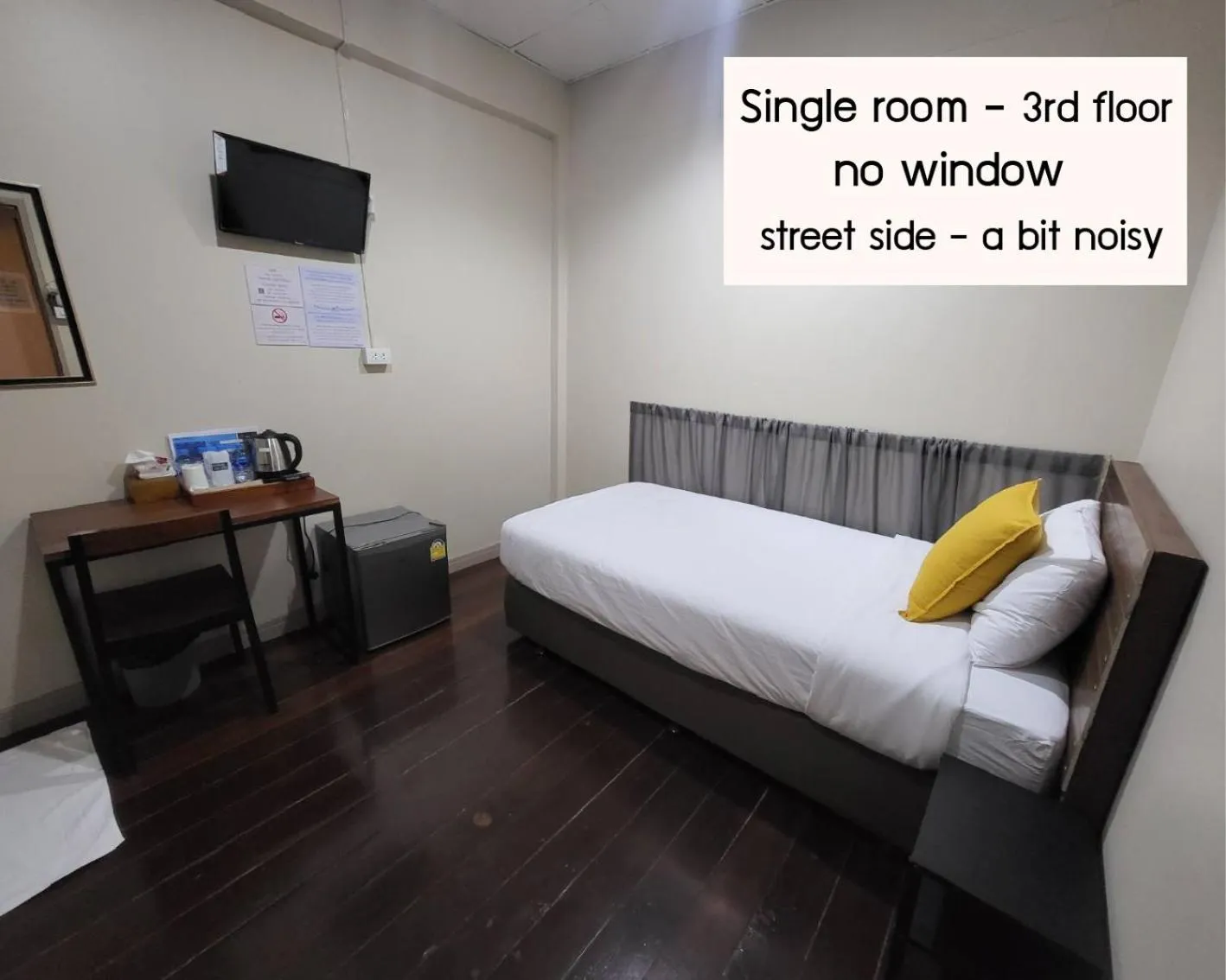 Bed in Achcha hotel - itsaraphap MRT station - Wat Arun