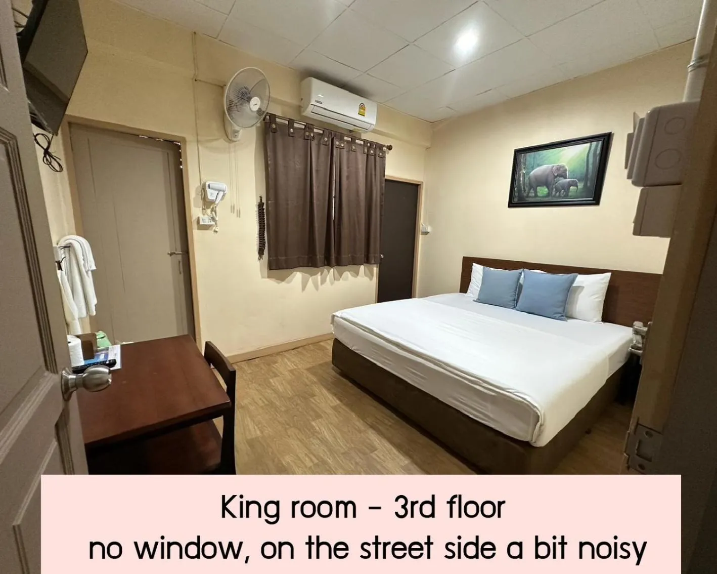 Bed in Achcha hotel - itsaraphap MRT station - Wat Arun