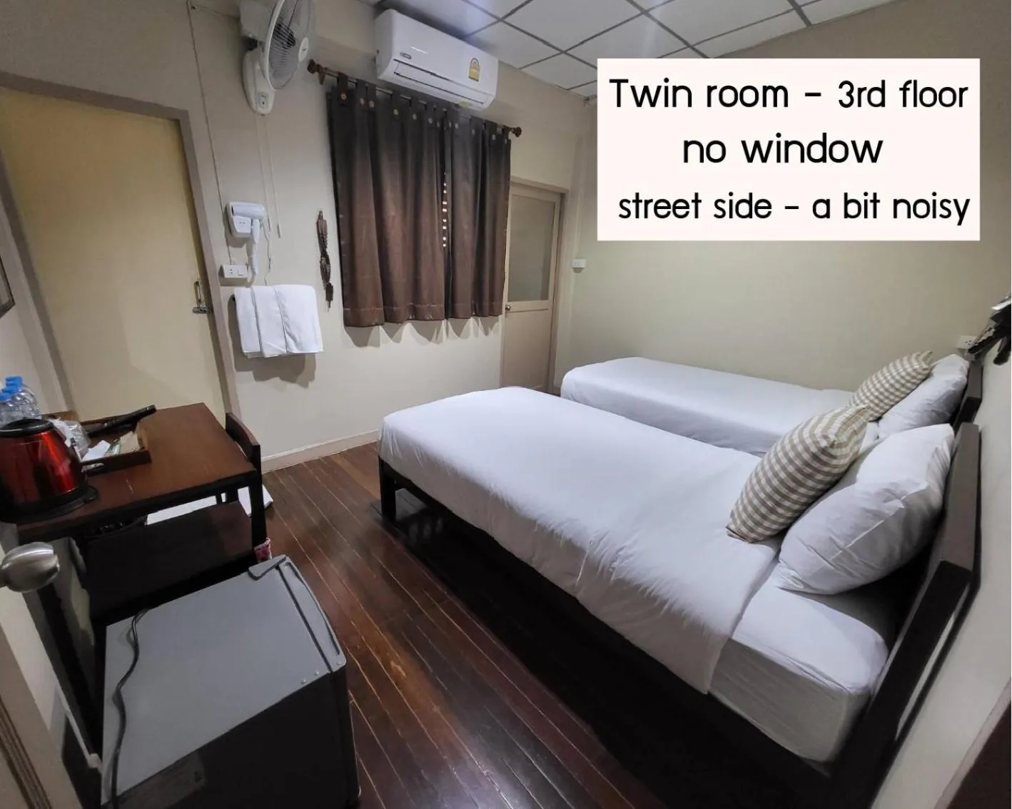 Bed in Achcha hotel - itsaraphap MRT station - Wat Arun