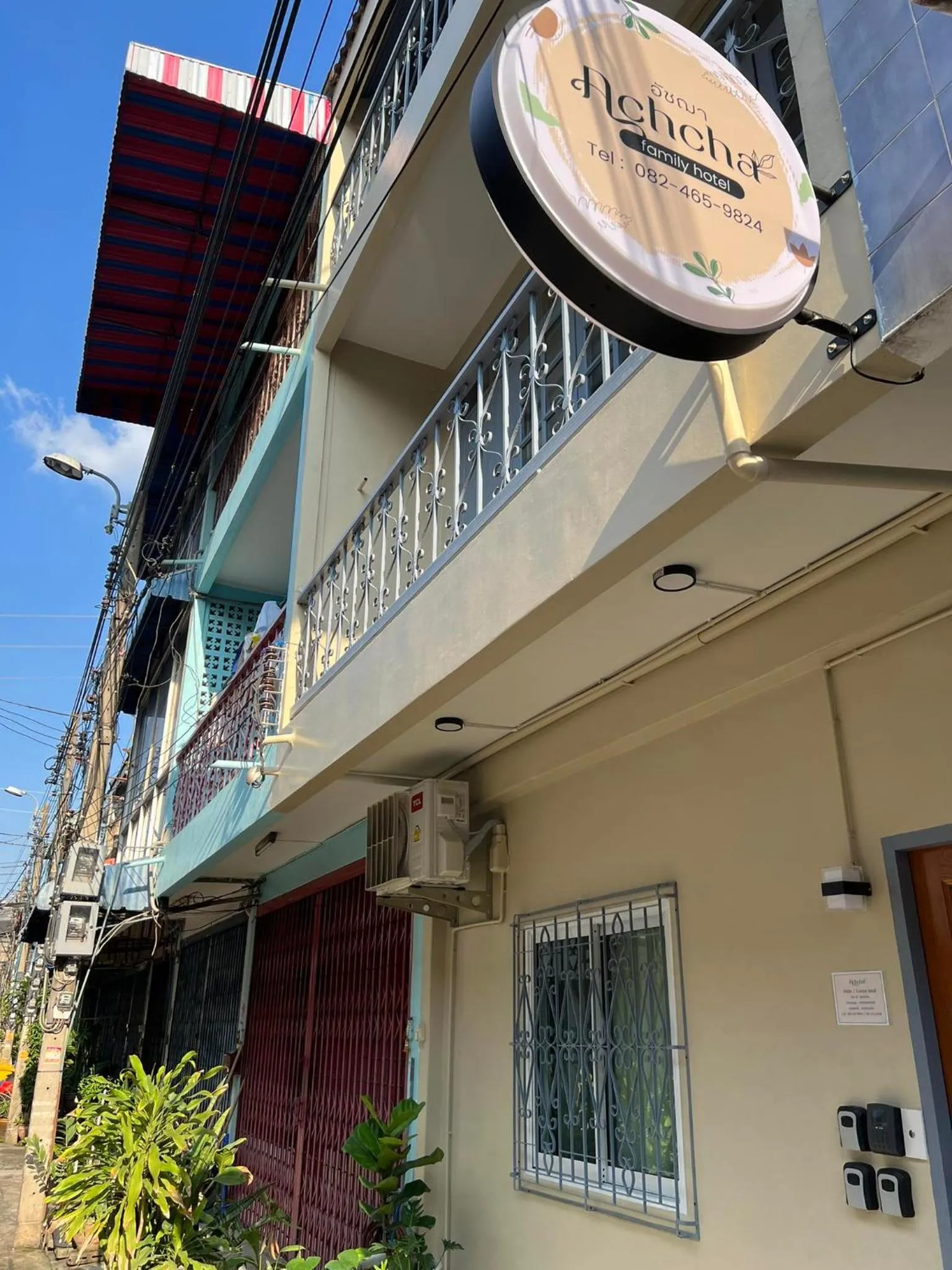 Achcha hotel - itsaraphap MRT station - Wat Arun