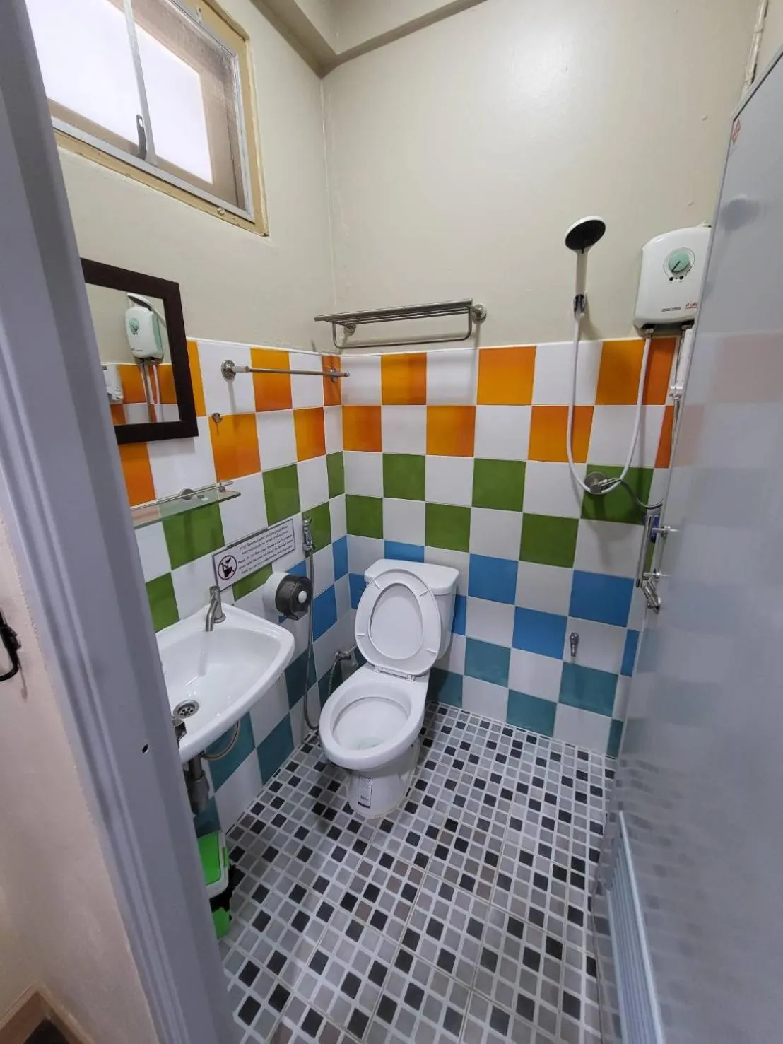 Achcha hotel - itsaraphap MRT station - Wat Arun