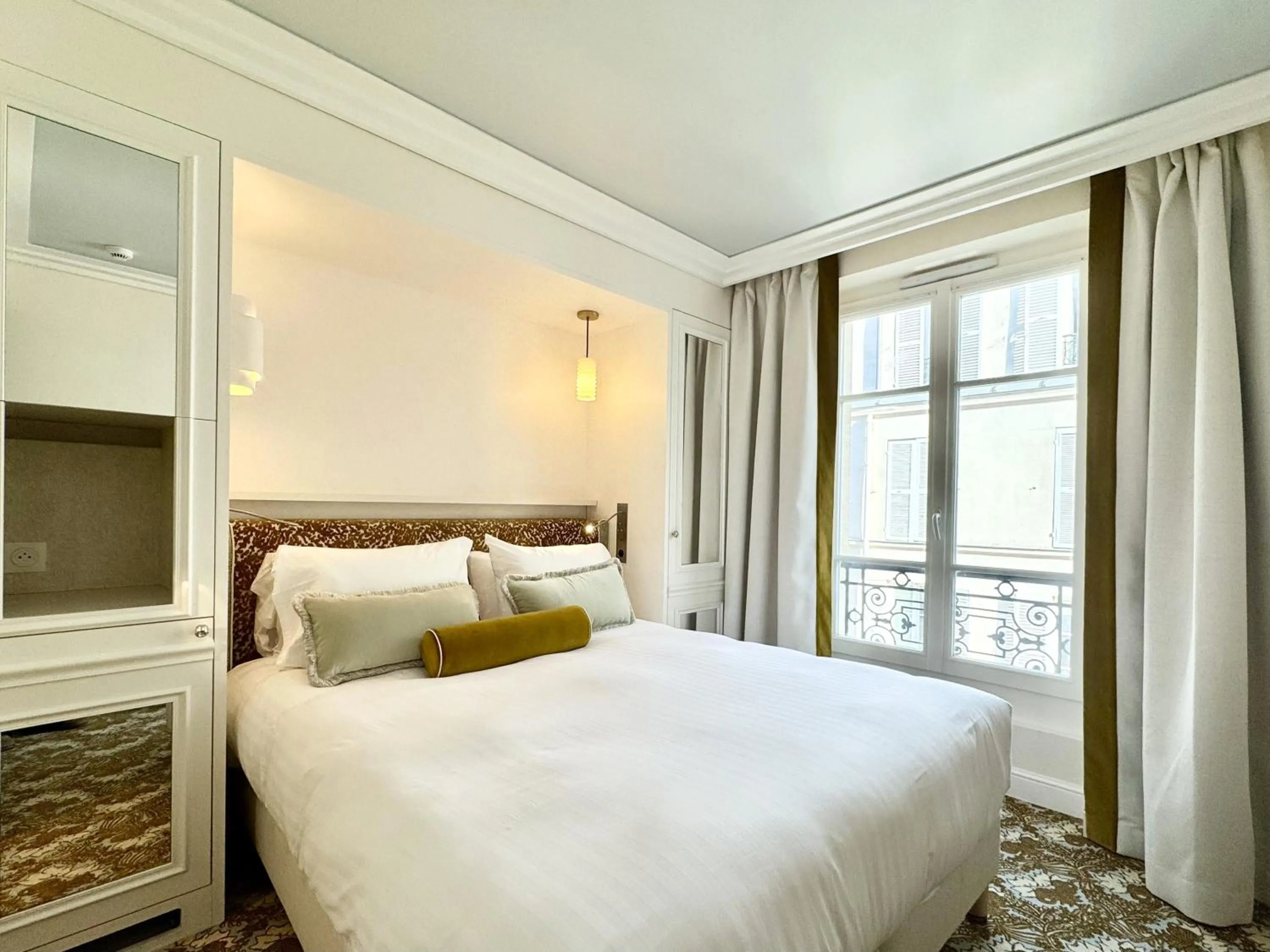 Bedroom, Bed in Hôtel Almarine Eiffel by Malone
