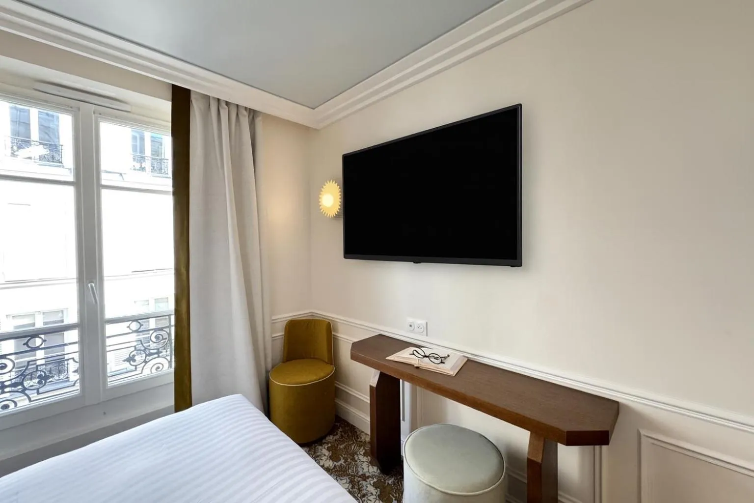 Bedroom, Bed in Hôtel Almarine Eiffel by Malone