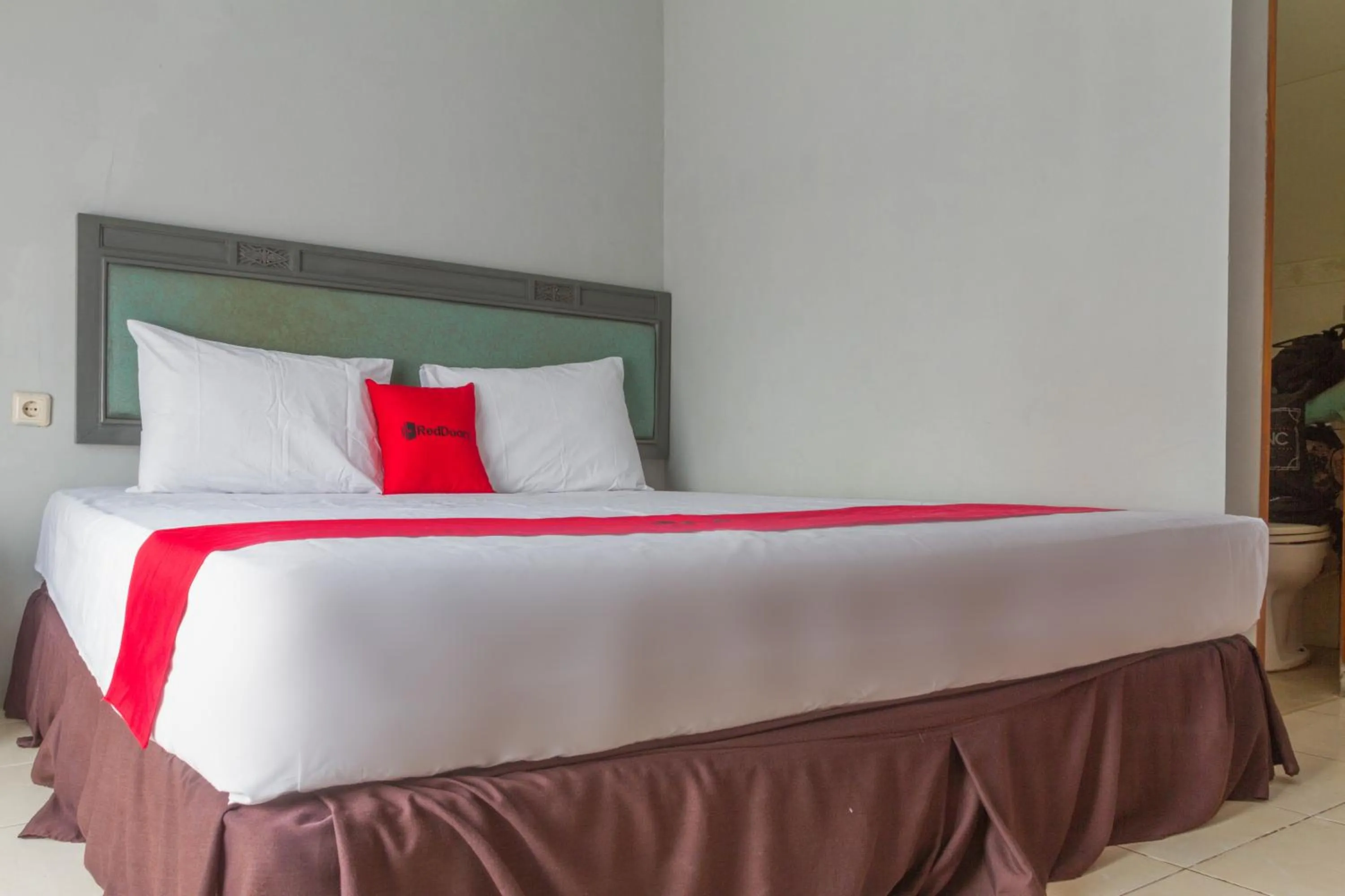Bed in RedDoorz Plus @ Otista Garut
