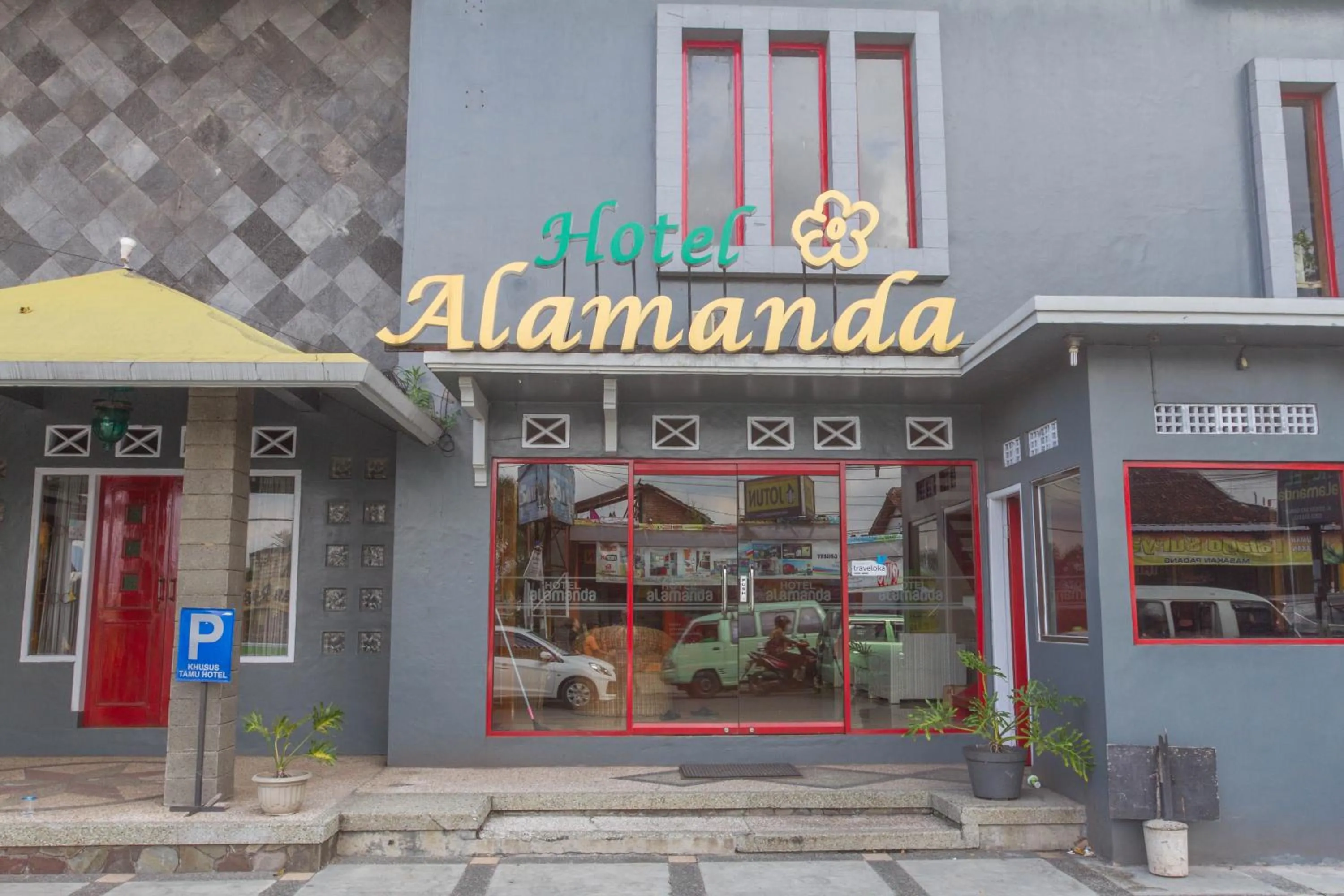 Facade/entrance in RedDoorz Plus @ Otista Garut