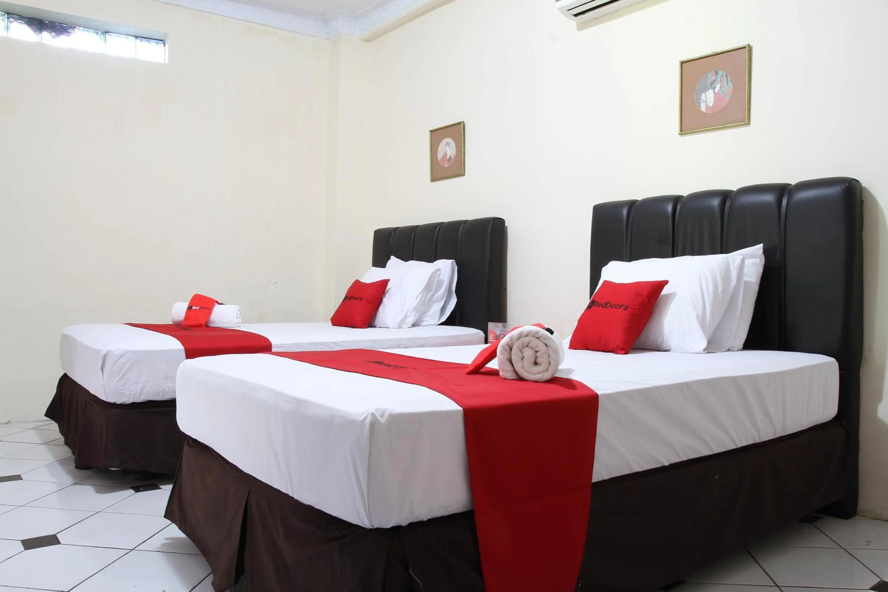 Bed in RedDoorz Plus @ Otista Garut