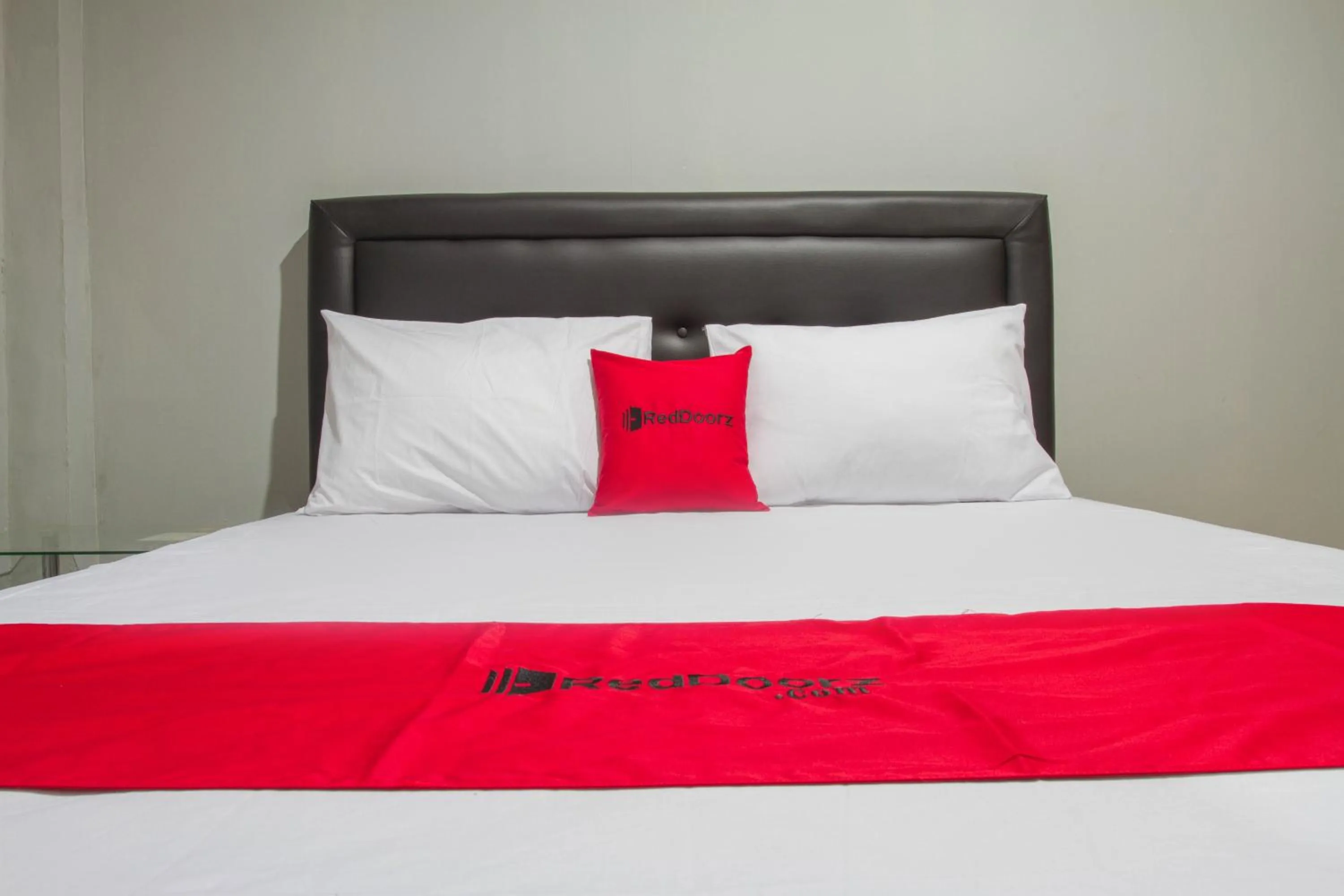 Bed in RedDoorz Plus @ Otista Garut