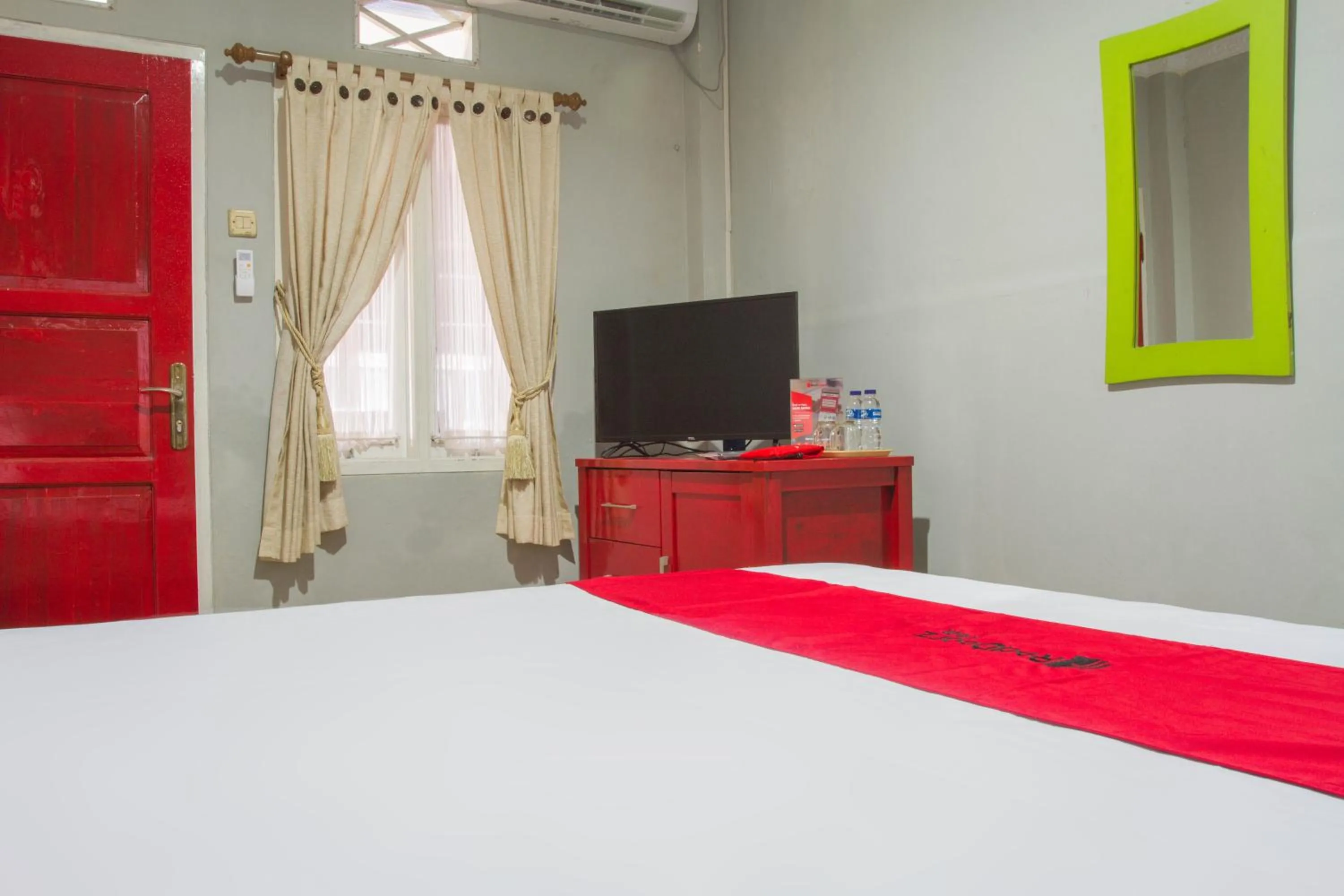 Bed in RedDoorz Plus @ Otista Garut