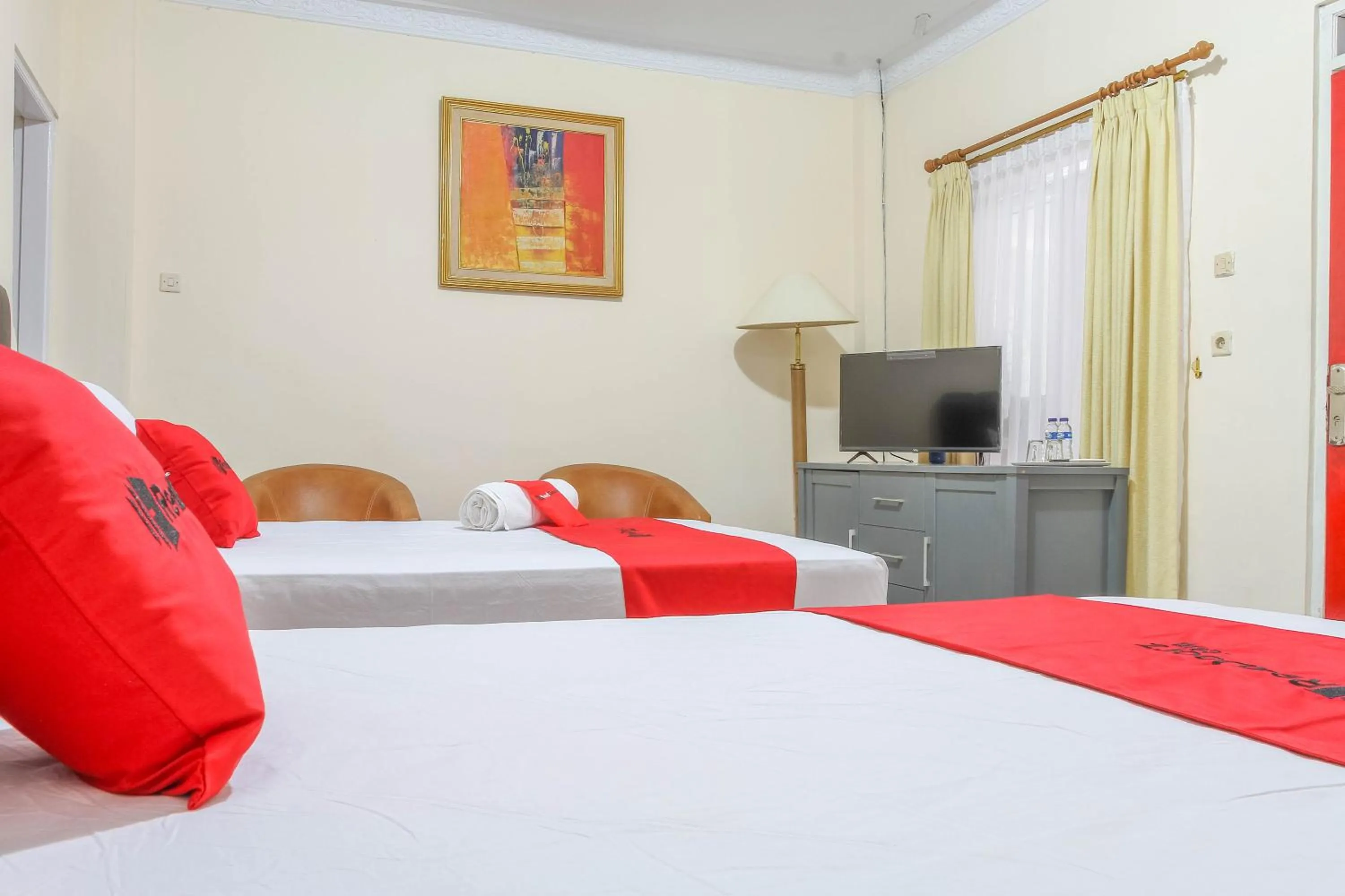 Bed in RedDoorz Plus @ Otista Garut