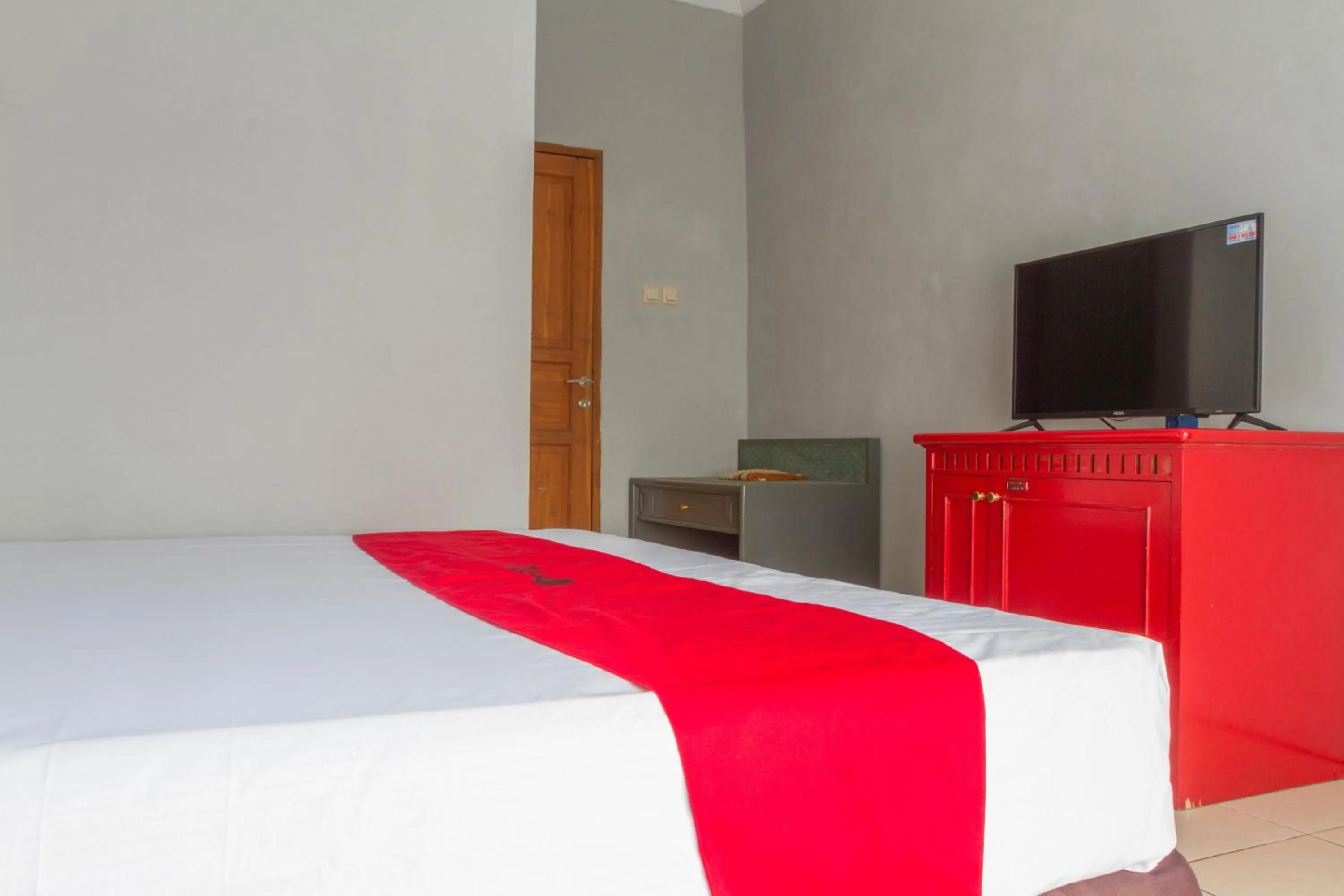 Bed in RedDoorz Plus @ Otista Garut