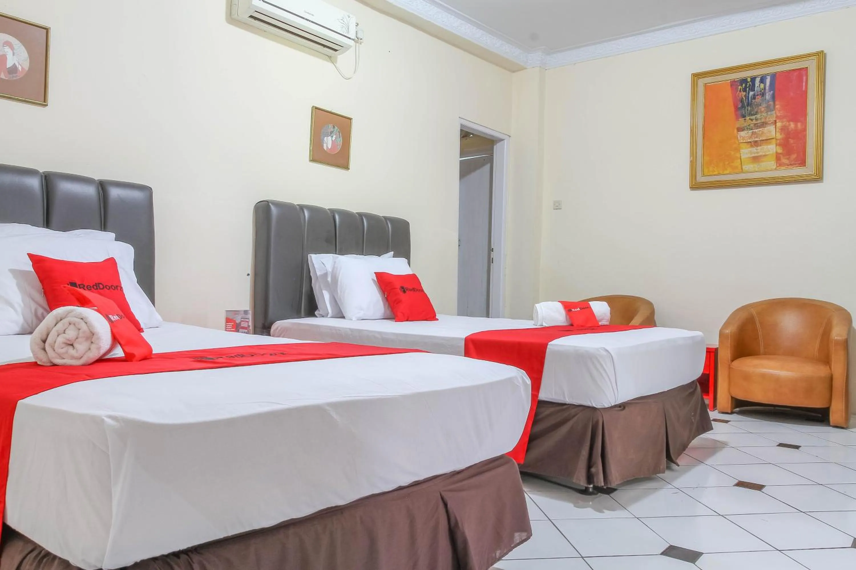 Bed in RedDoorz Plus @ Otista Garut