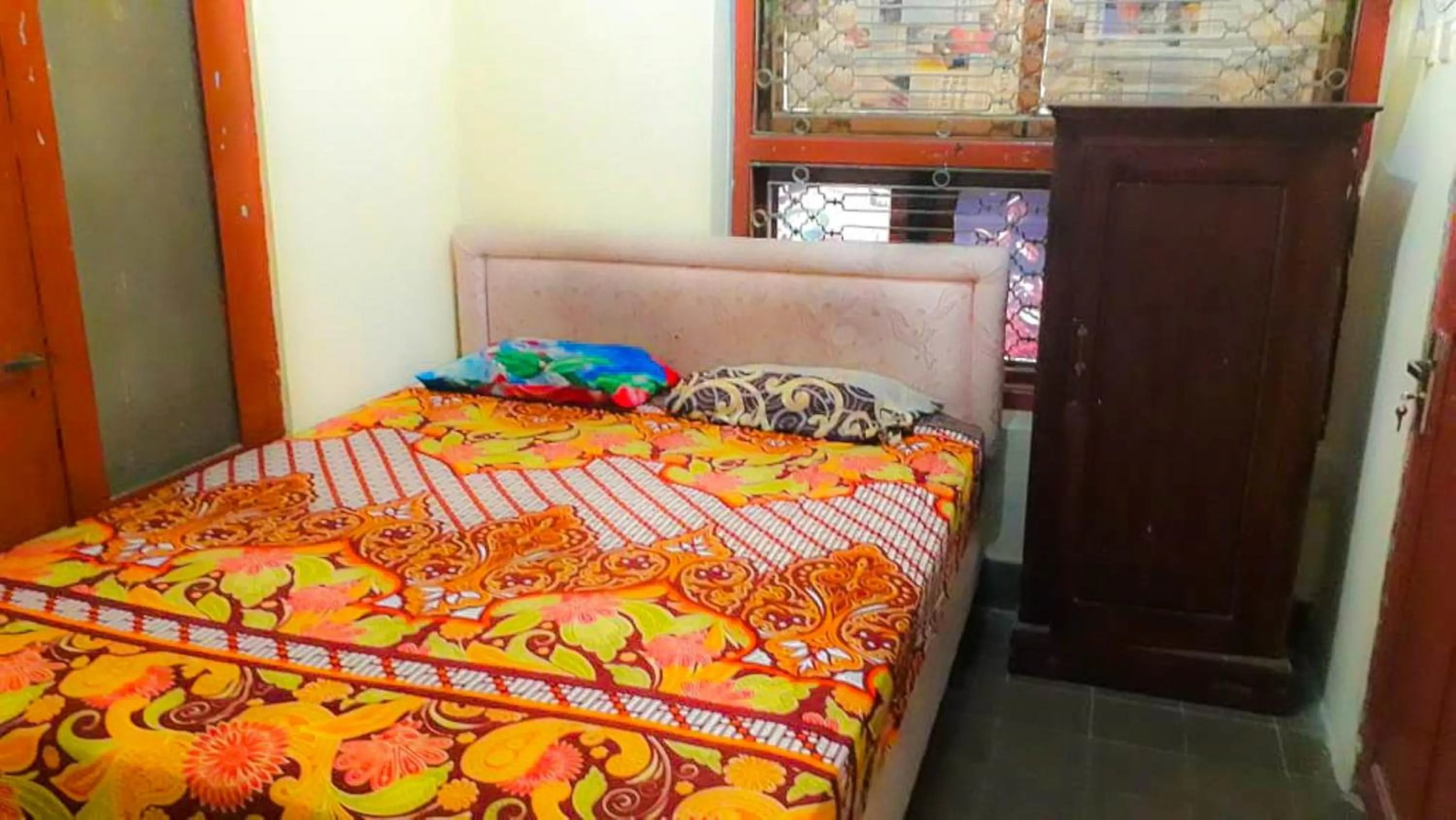 Bedroom, Bed in Losmen 2000 Tiga