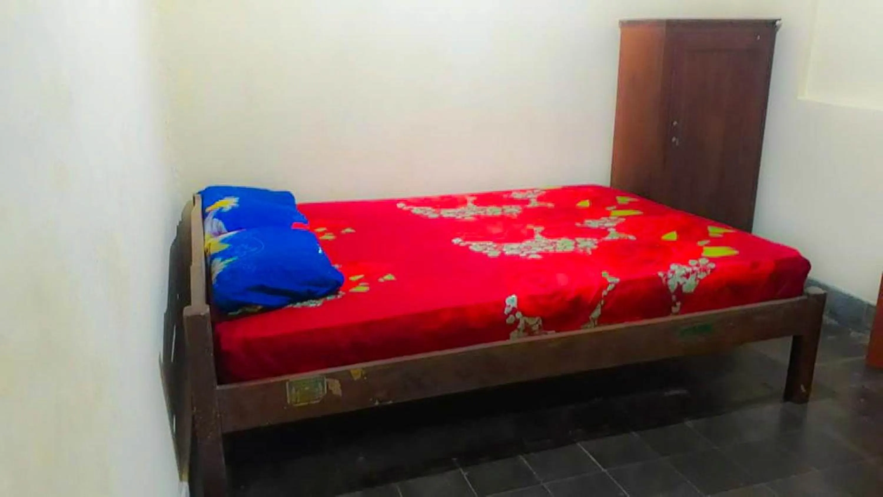 Bedroom, Bed in Losmen 2000 Tiga