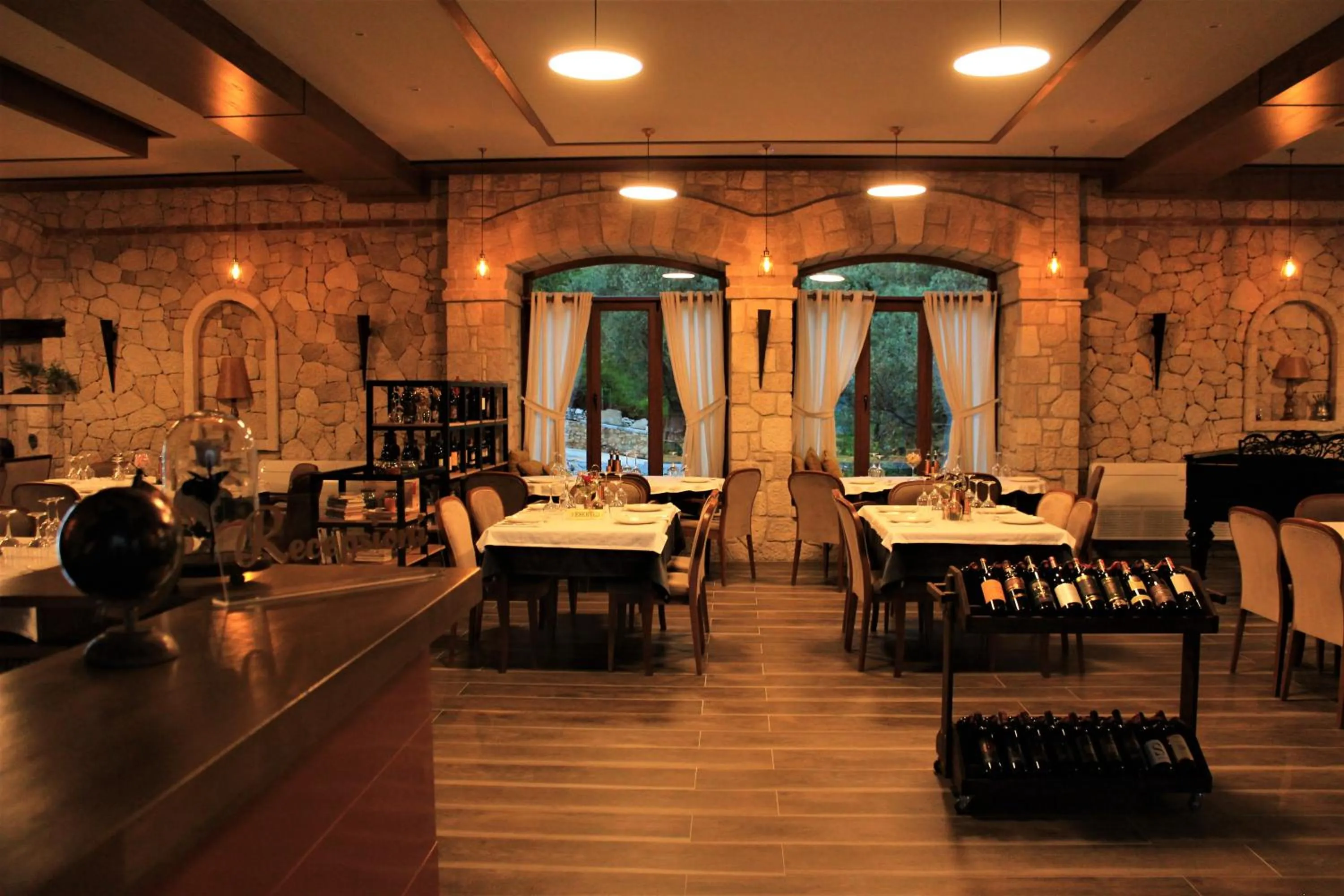 Restaurant/places to eat in Chateau Fasel