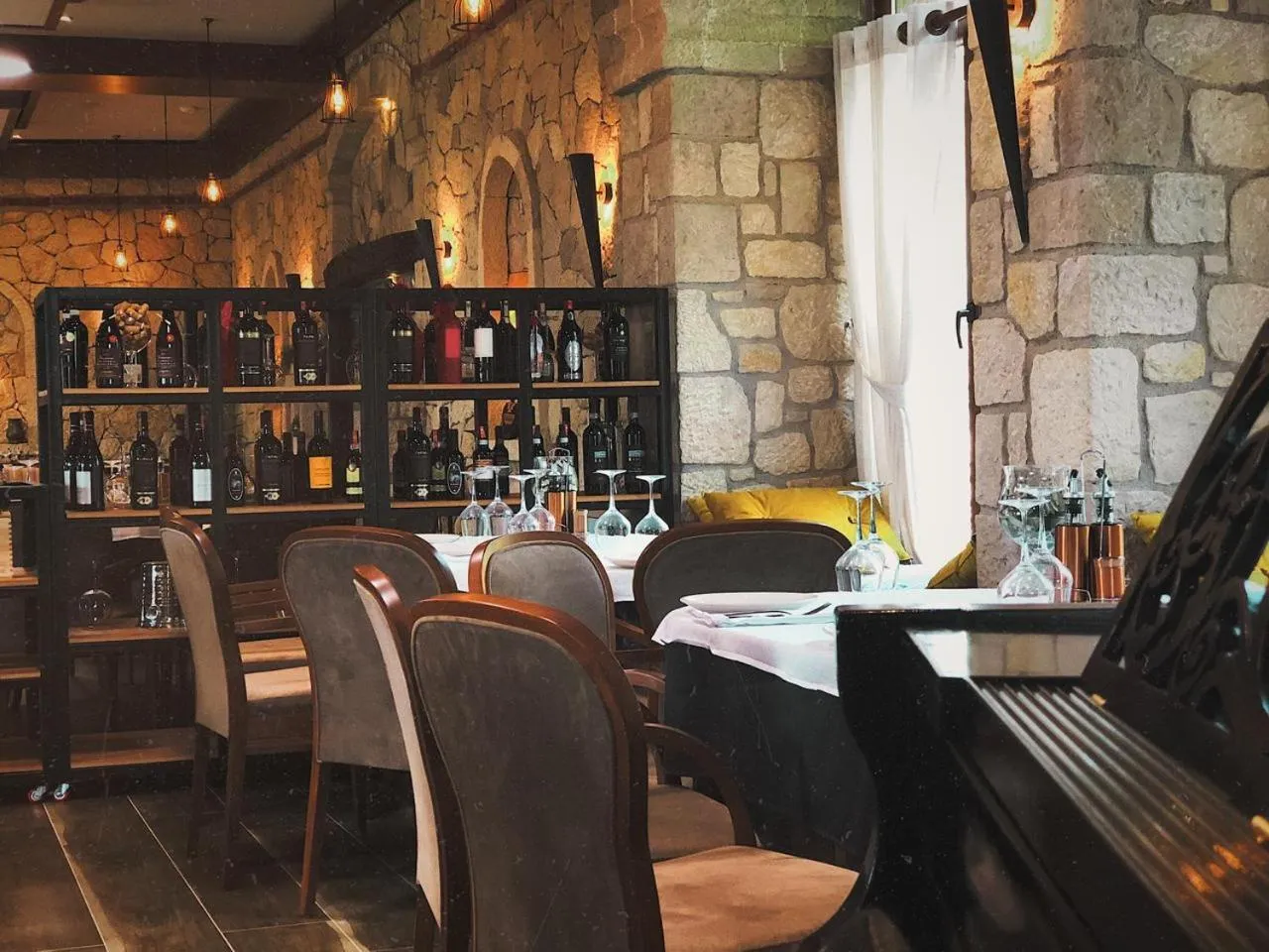 Restaurant/places to eat in Chateau Fasel