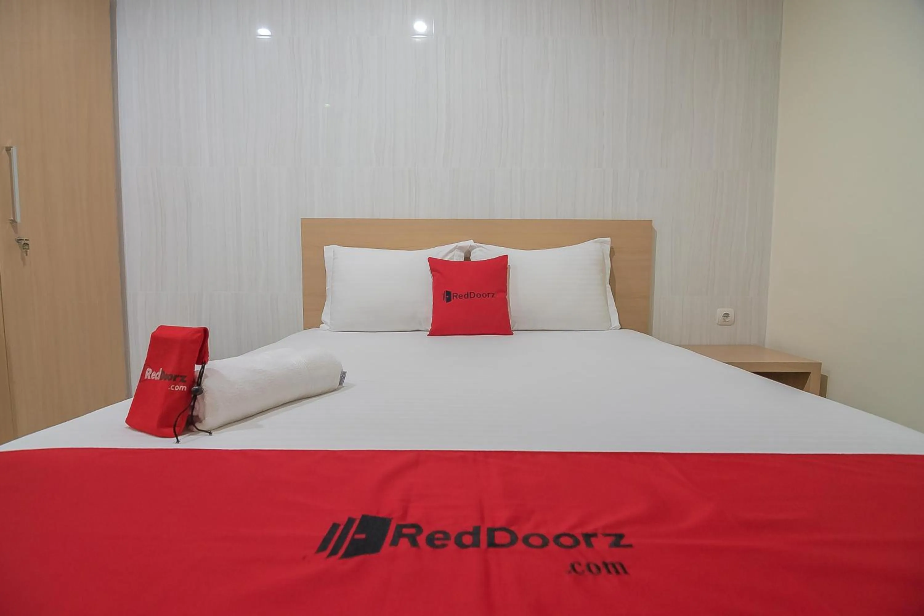 Bedroom, Bed in RedDoorz near MT Haryono Semarang