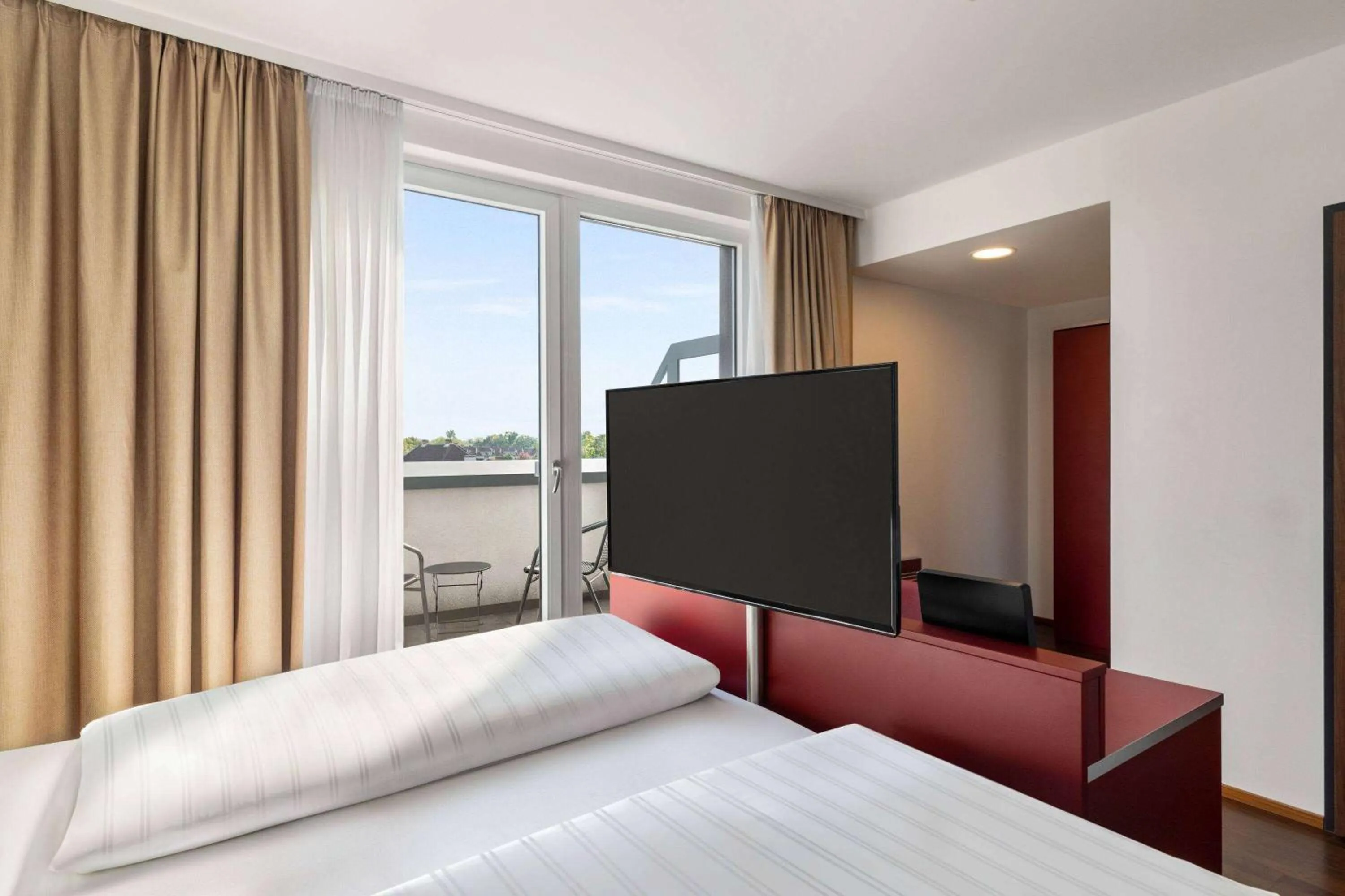 Photo of the whole room, Bed in Amedia Linz, Trademark Collection by Wyndham