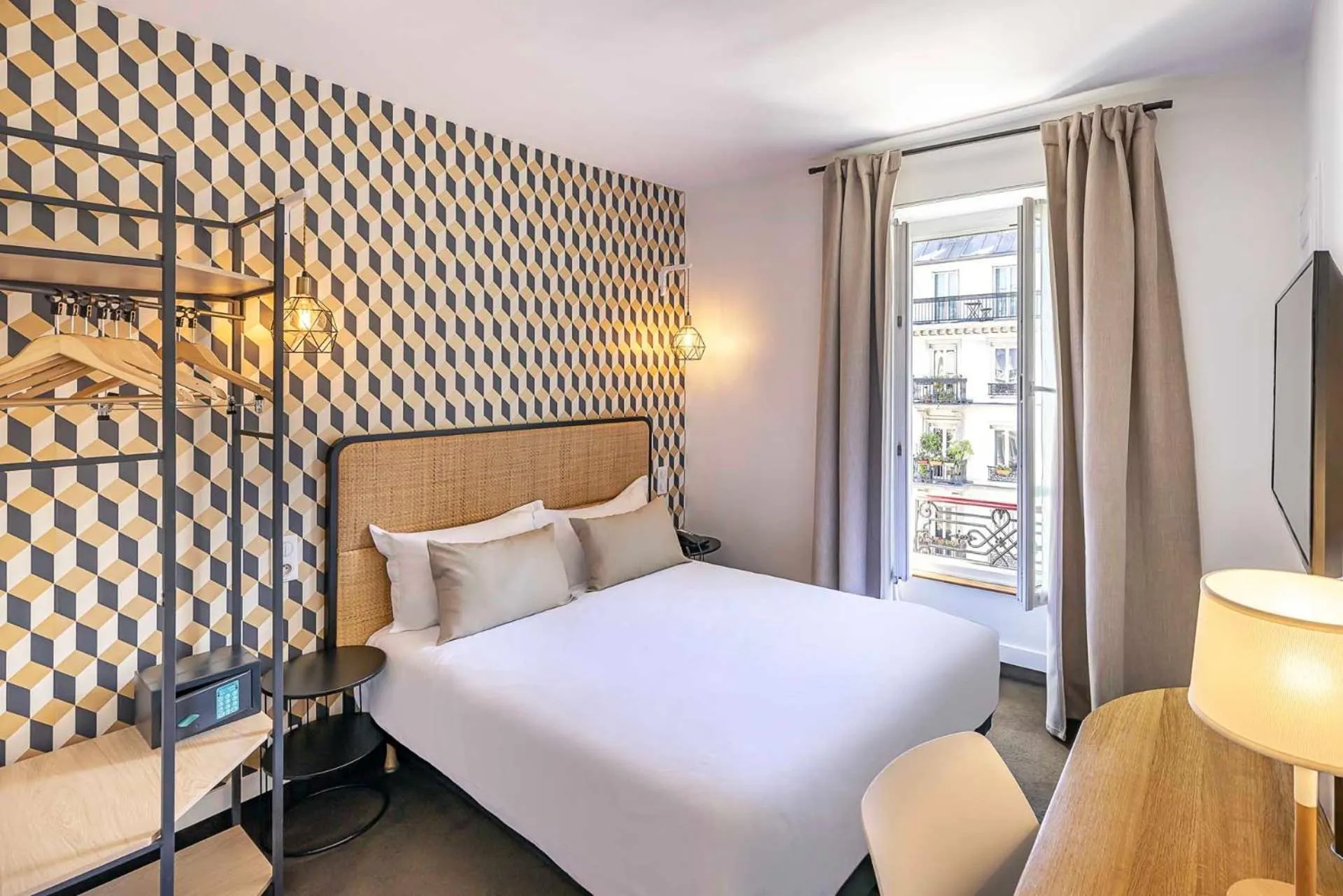 Nearby landmark, Bed in Best Western Aramis Saint Germain