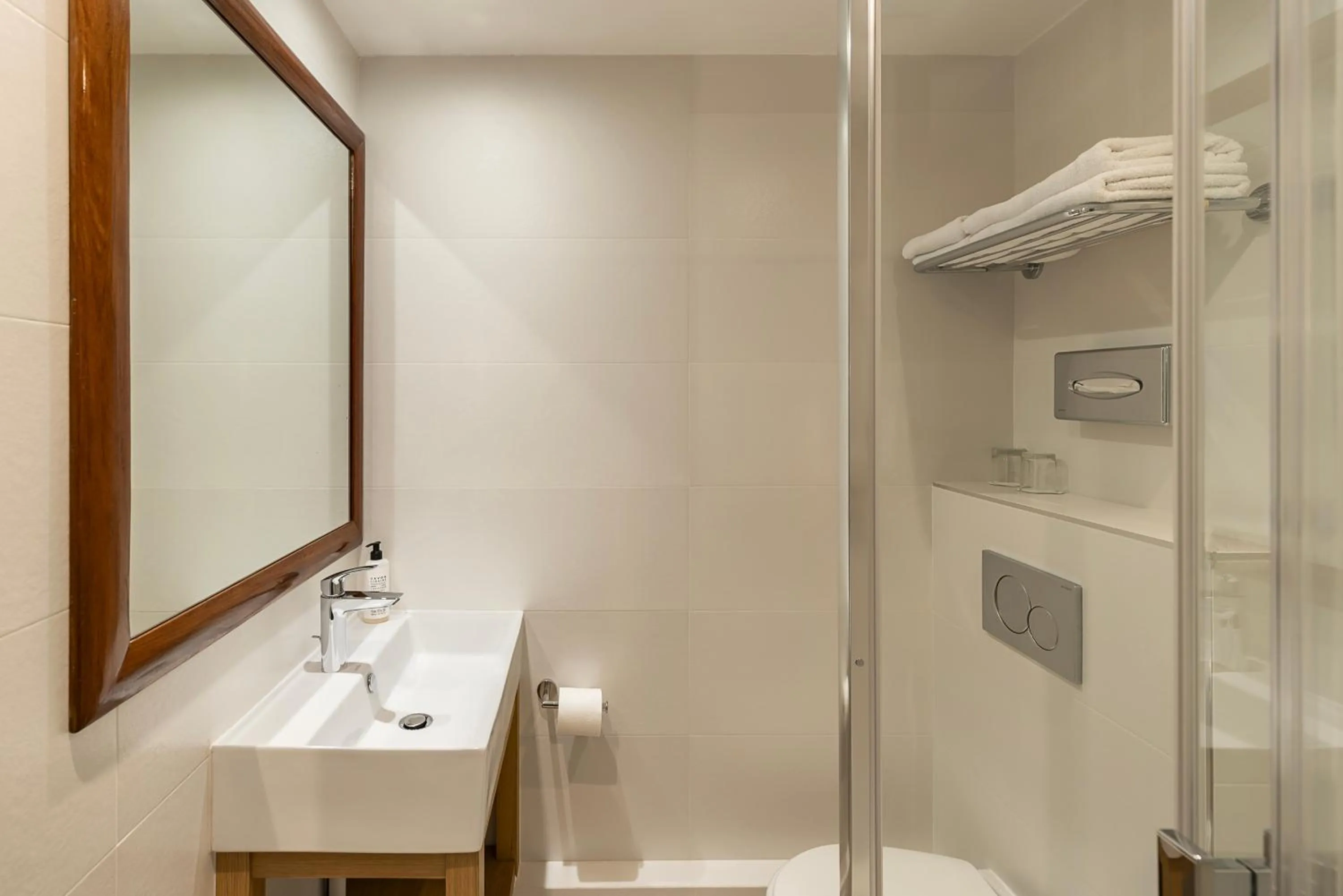 Shower in Best Western Aramis Saint Germain