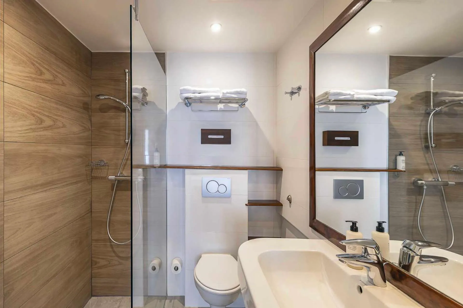 Shower in Best Western Aramis Saint Germain