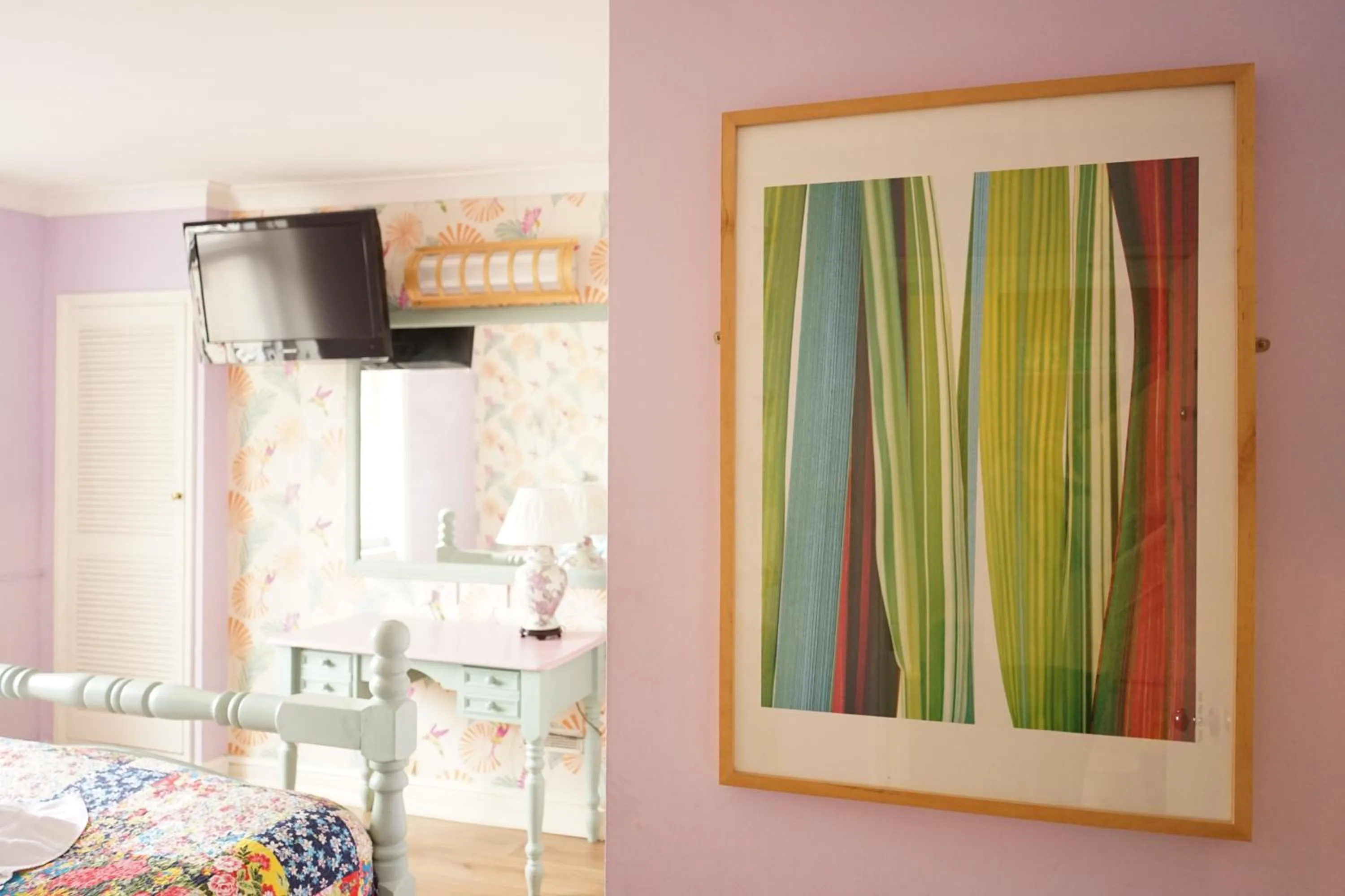 TV/Entertainment Center in Regency Hotel