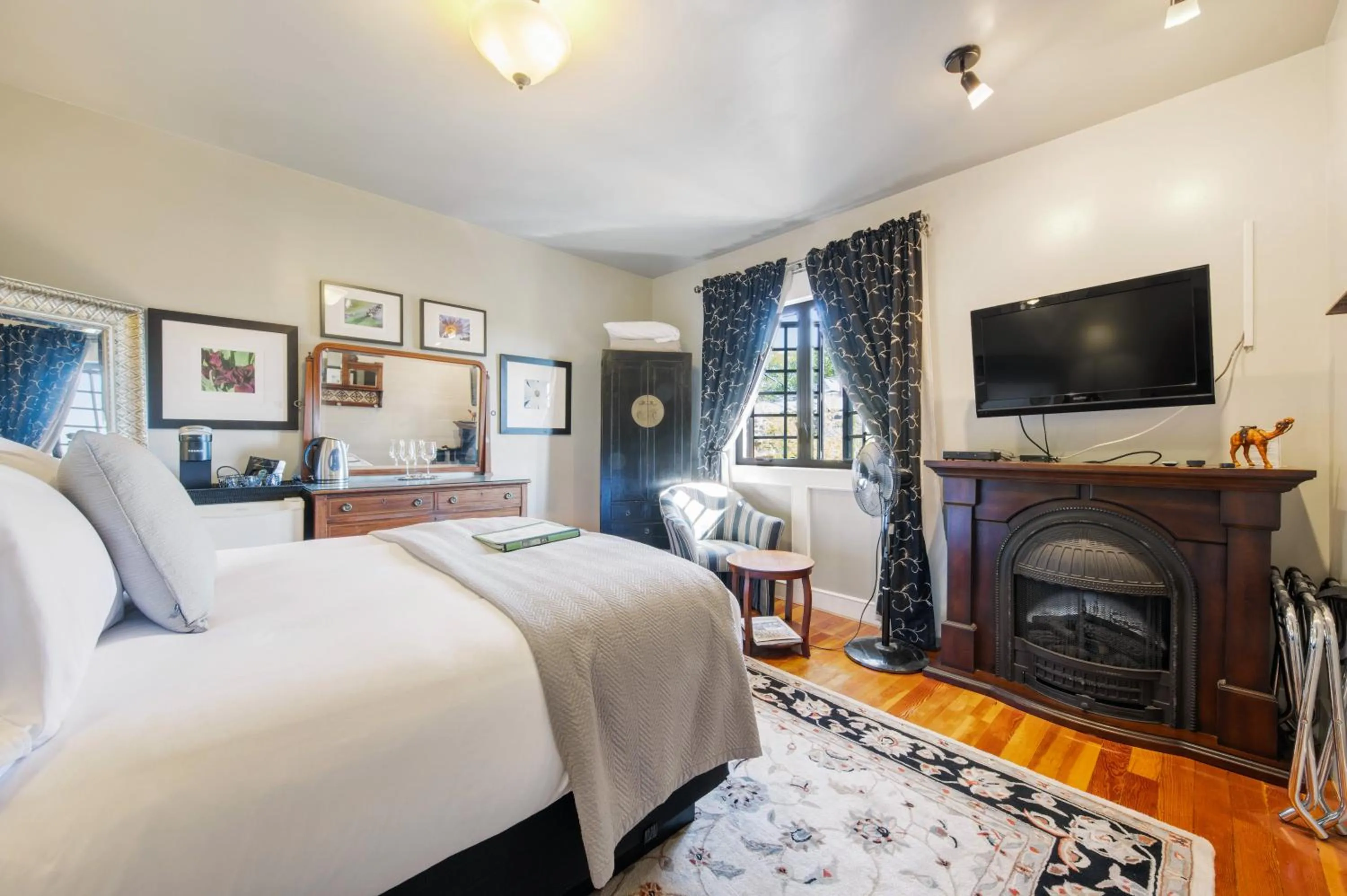 Bedroom, Bed in The Ivy on Parker Guest House