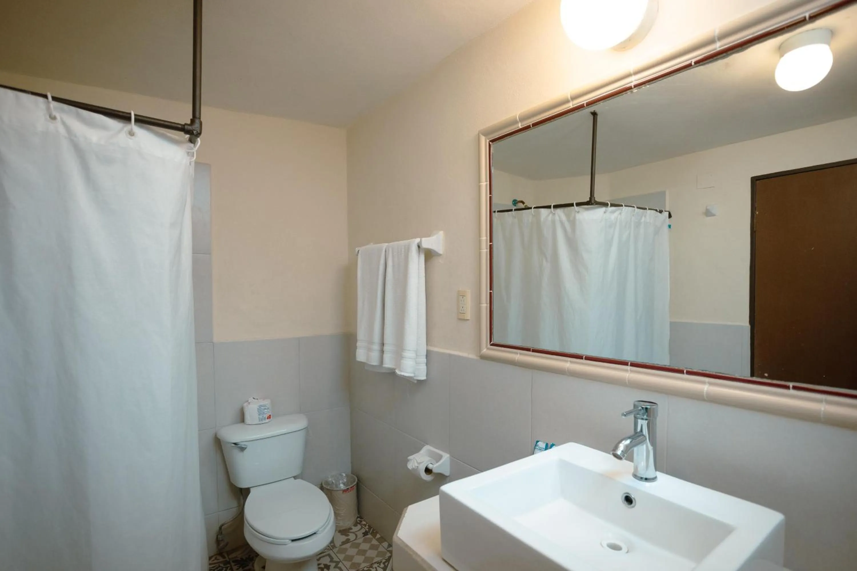 Shower in Hotel Suites Kino