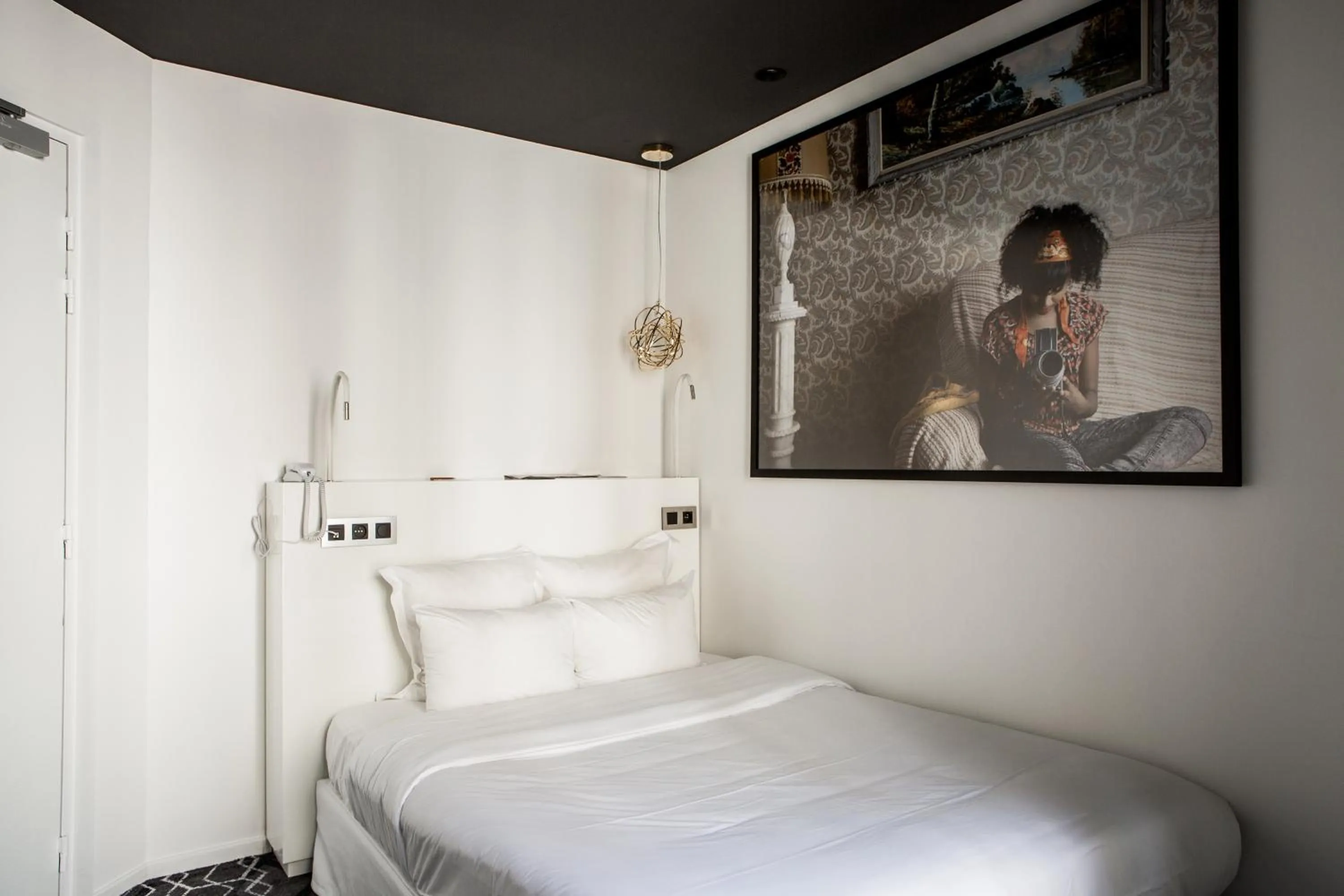 Photo of the whole room, Bed in Le Général Hôtel