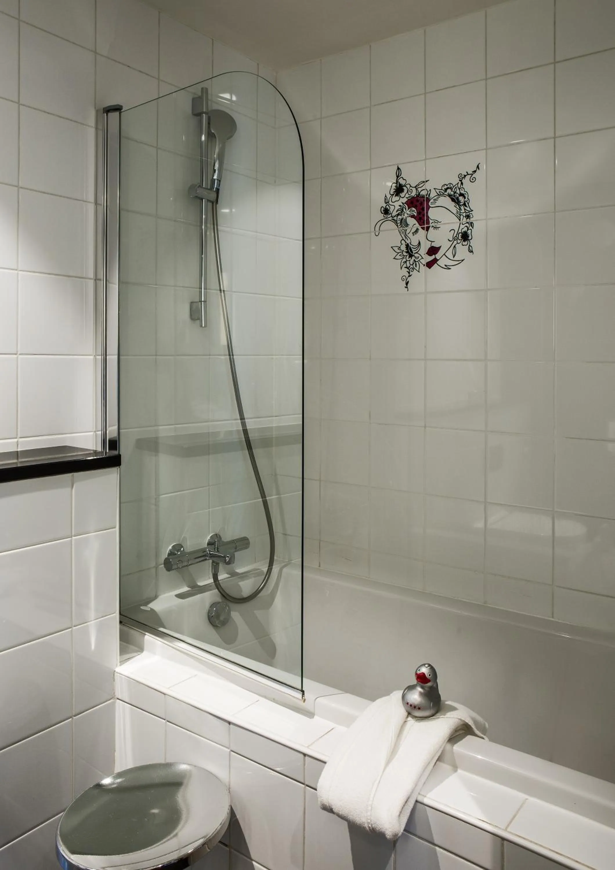 Shower in Le Général Hôtel