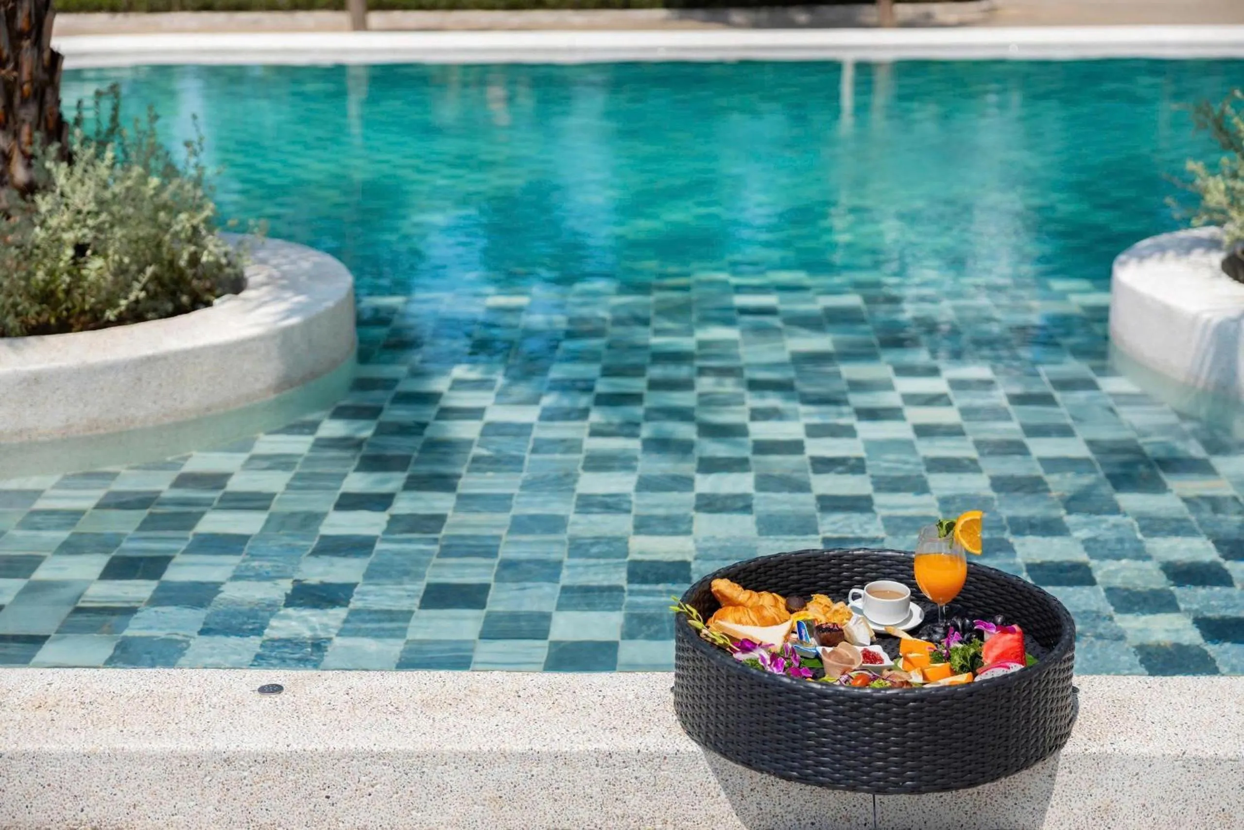 Swimming pool in Annata Beach Hotel