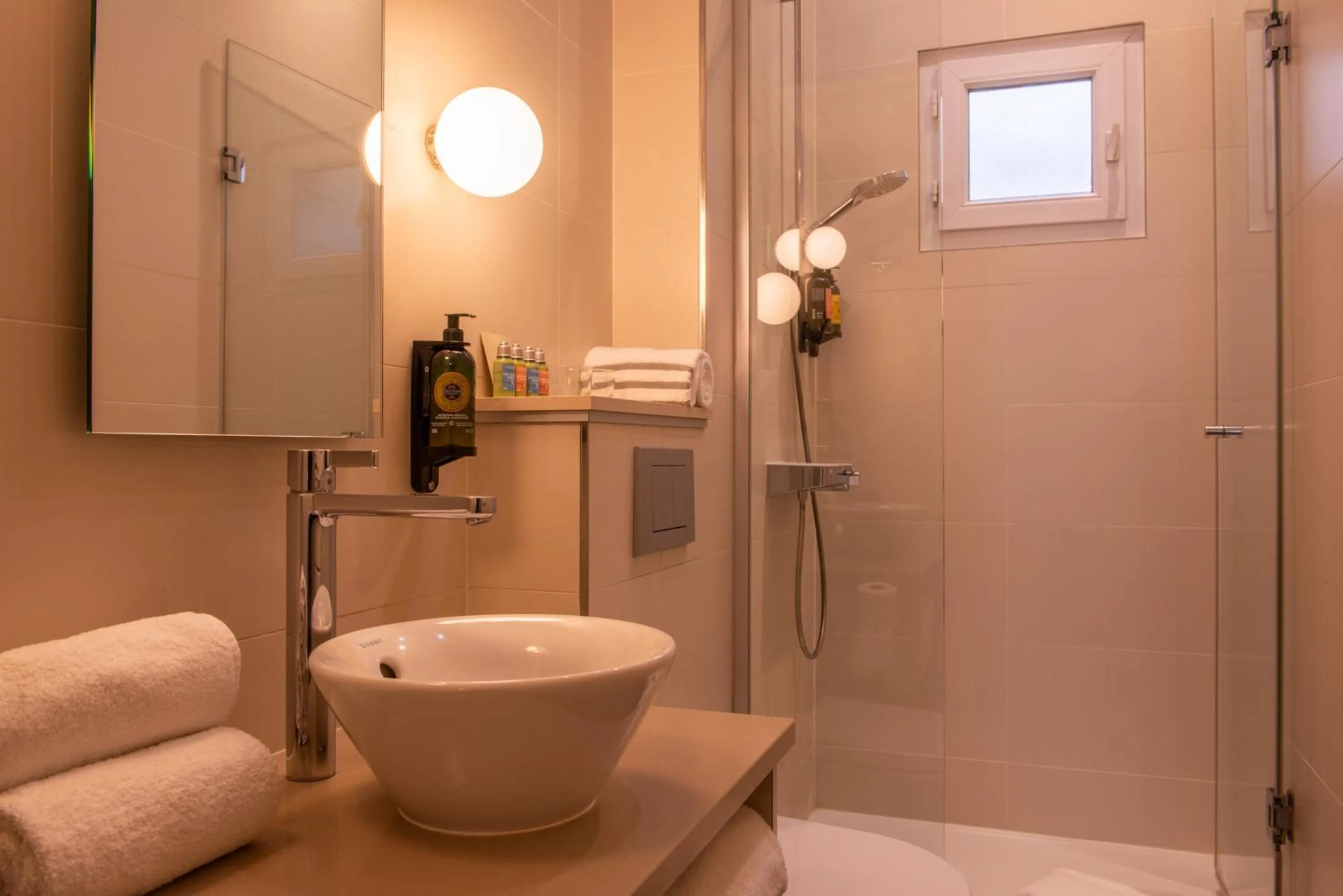 Bathroom in Hotel Yllen Eiffel