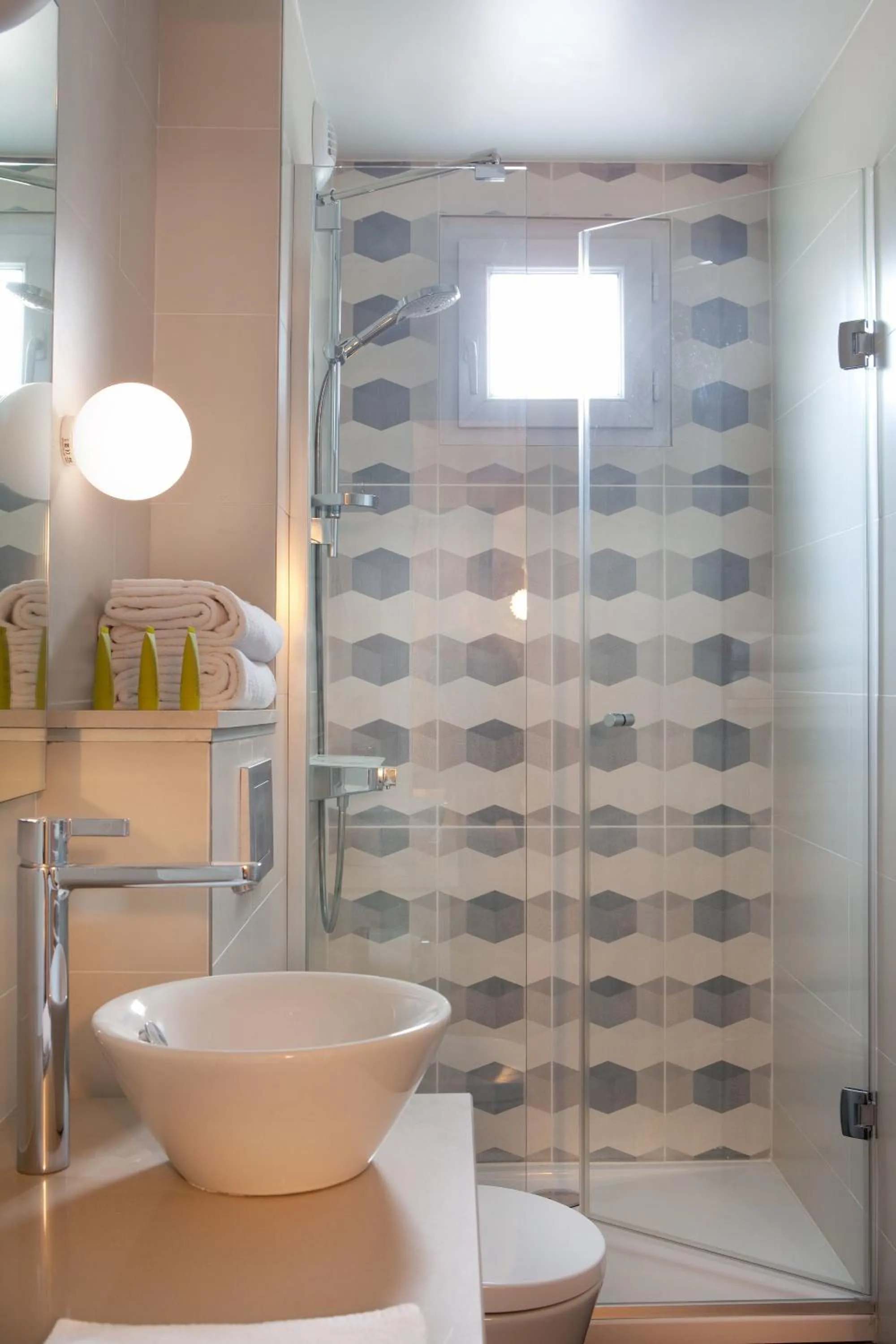 Shower in Hotel Yllen Eiffel