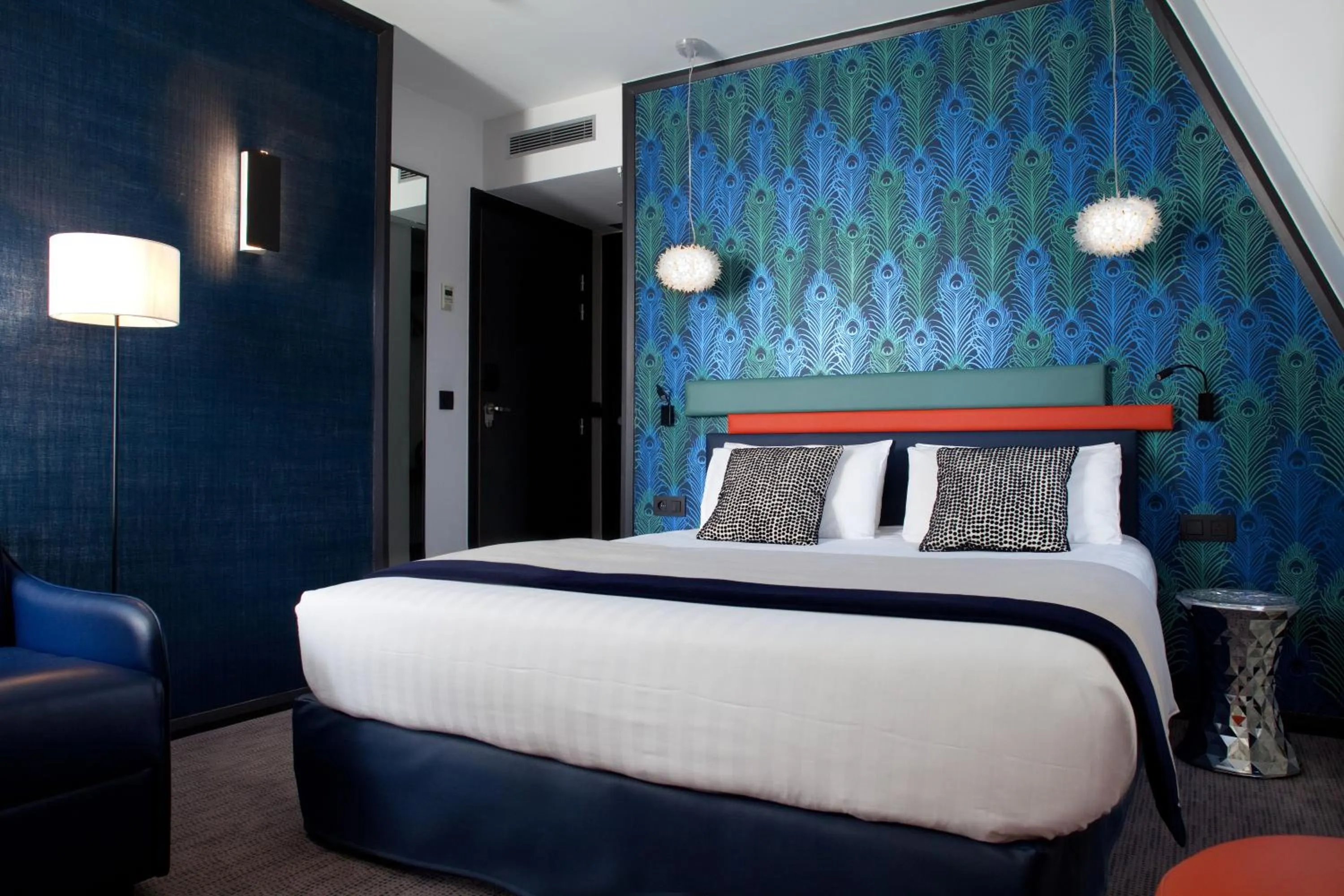 Bed in Hotel Yllen Eiffel