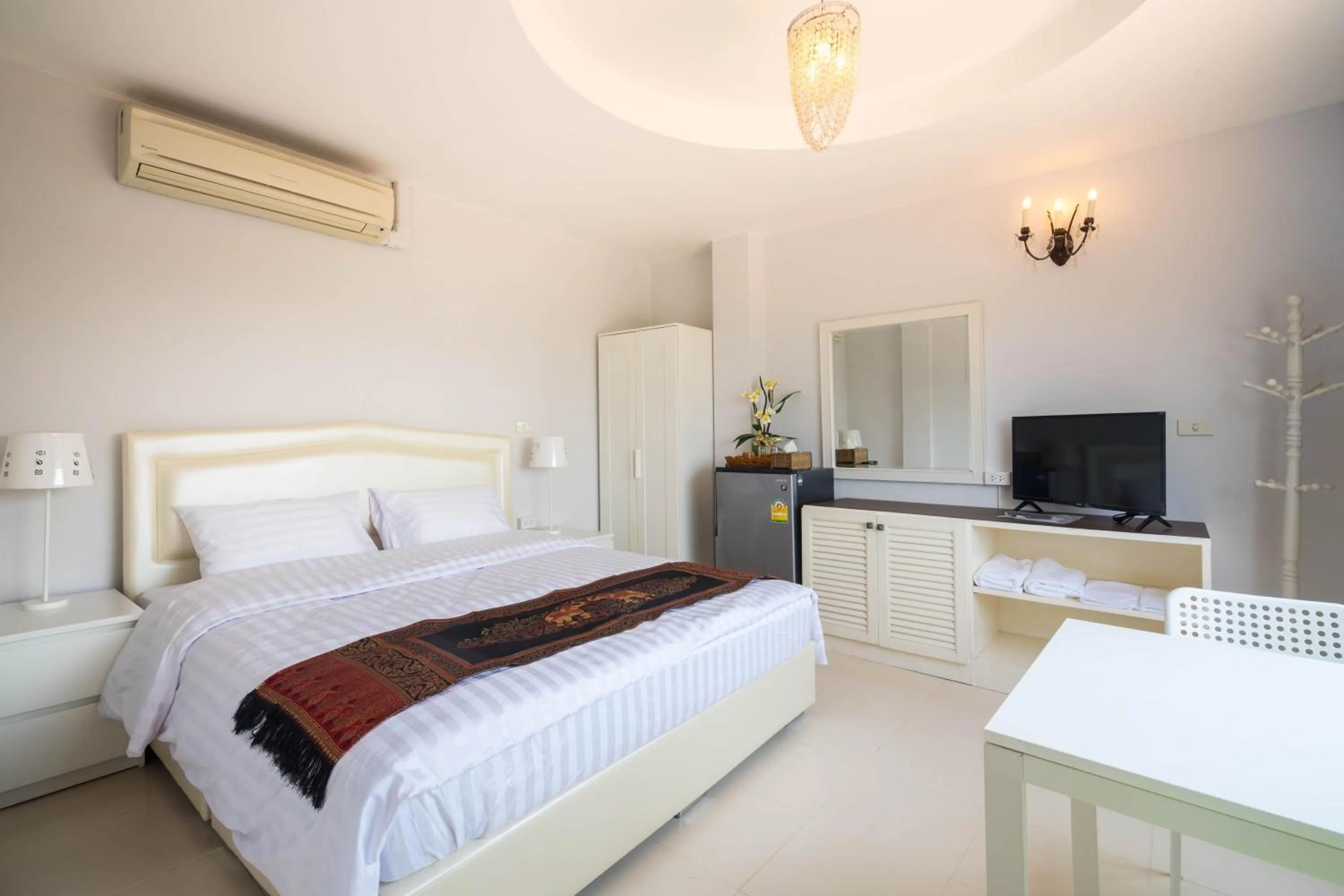 Communal lounge/ TV room, Bed in Baan Anodat