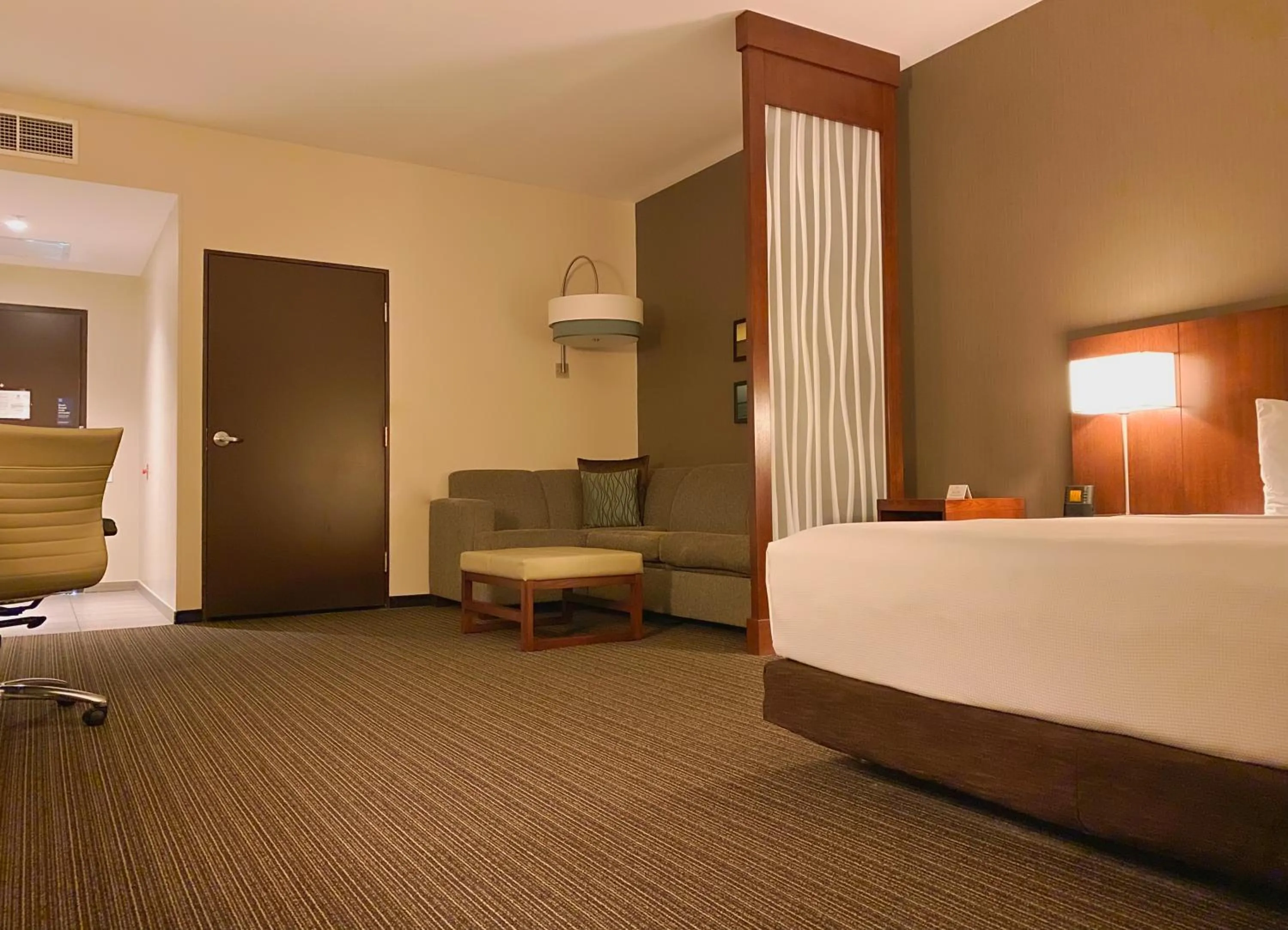 Photo of the whole room, Bed in Hyatt Place San Jose Pinares