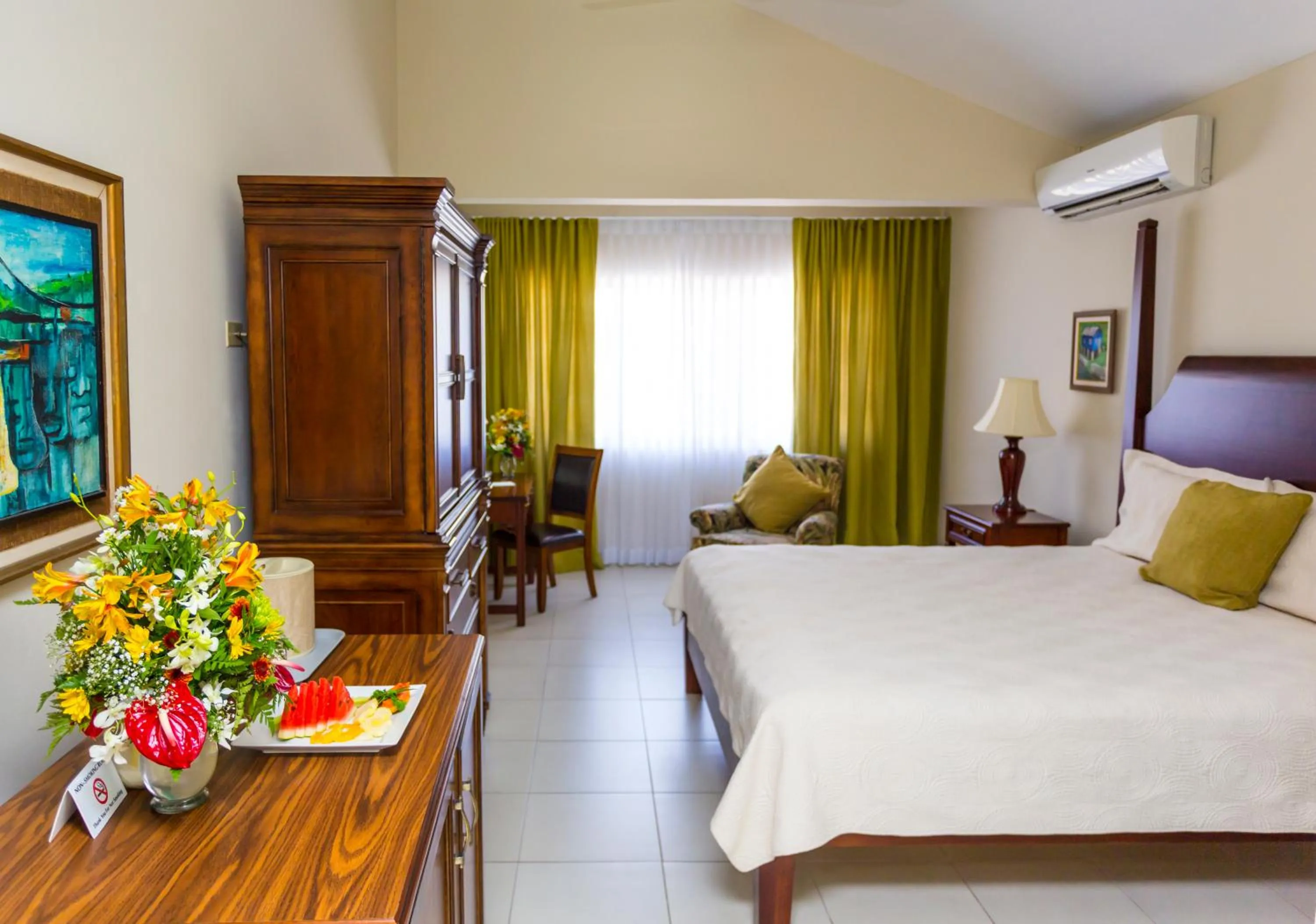 Photo of the whole room, Bed in The Liguanea Club