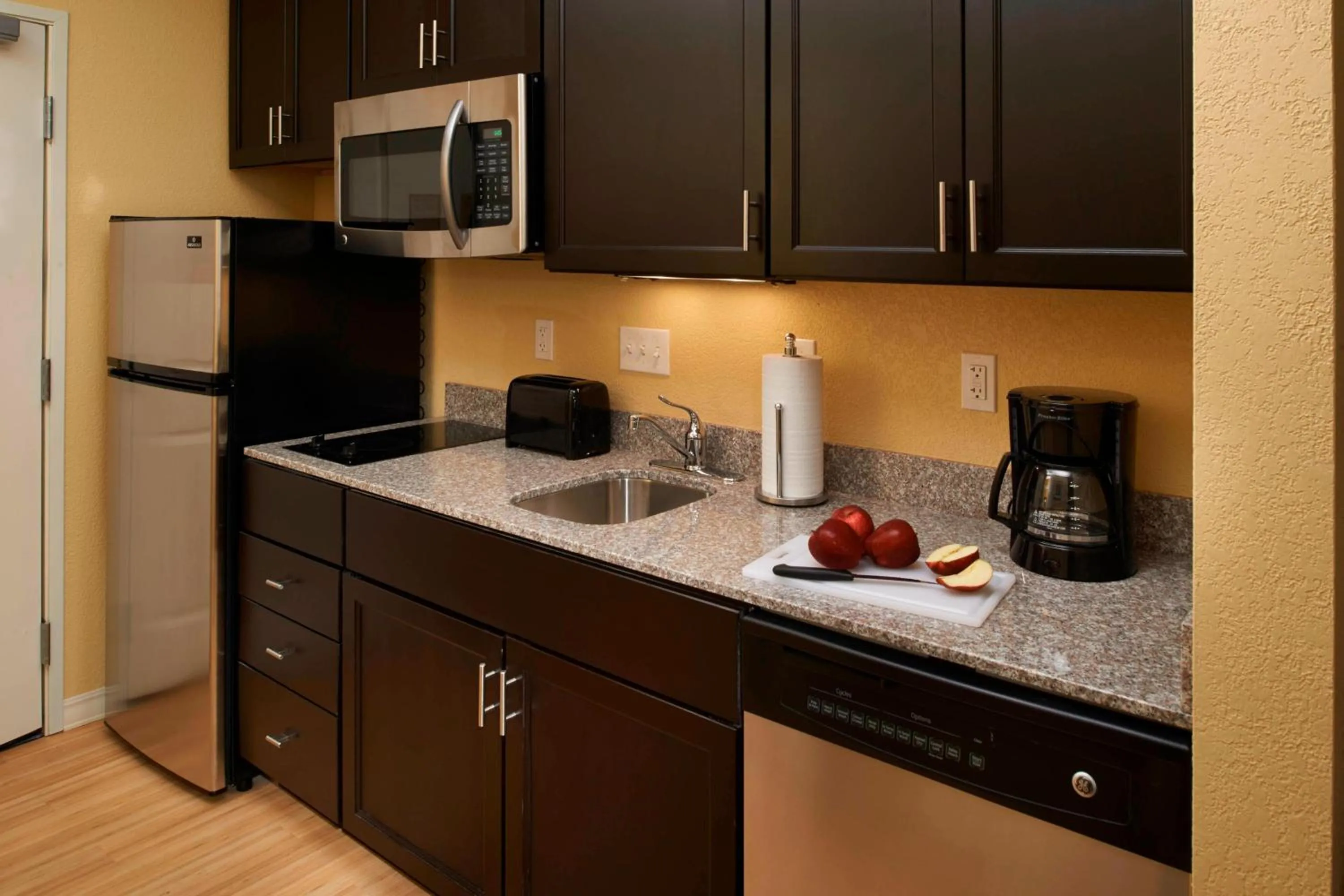 Kitchen or kitchenette in TownePlace Suites by Marriott Saginaw