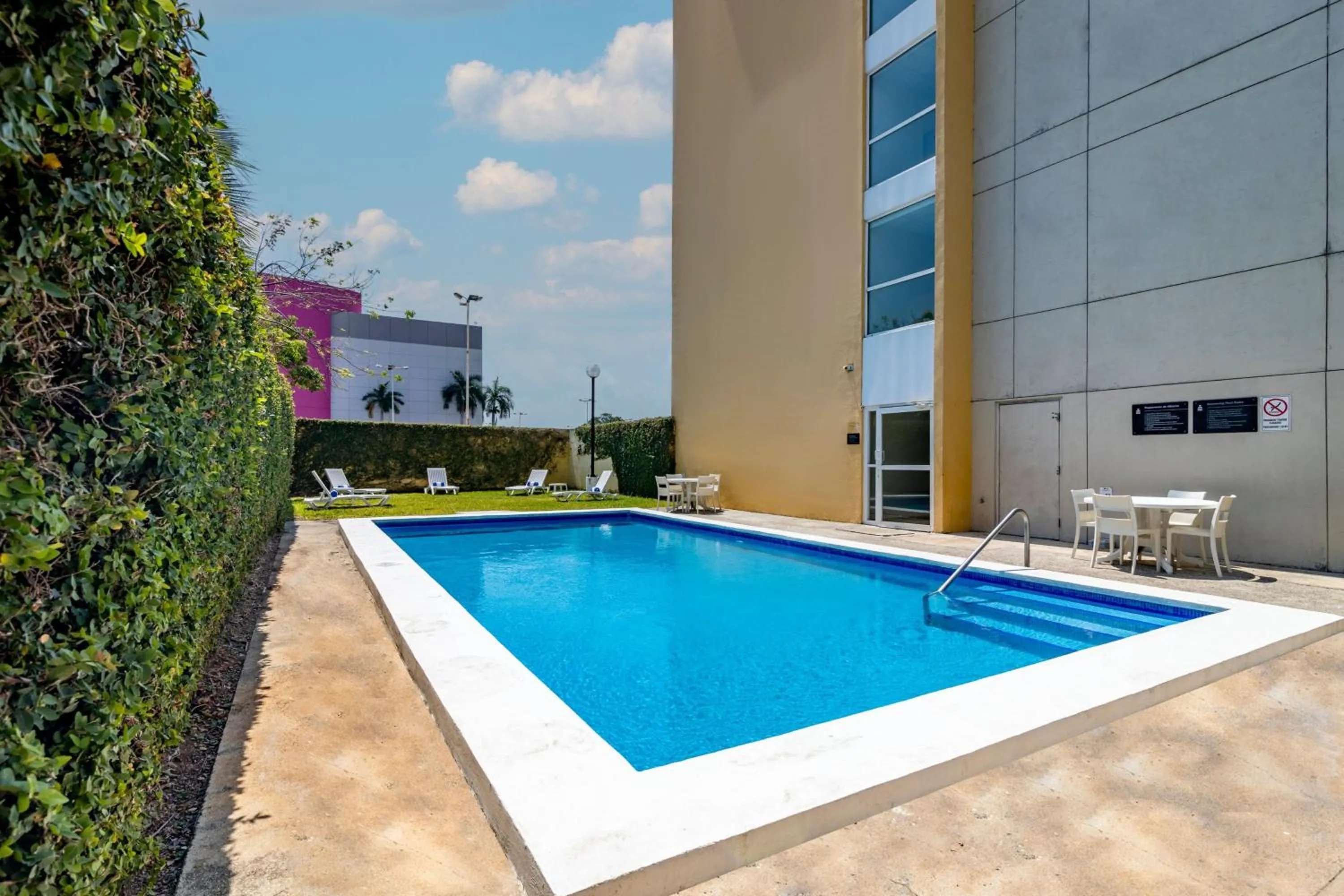 Swimming pool in City Express by Marriott Chetumal