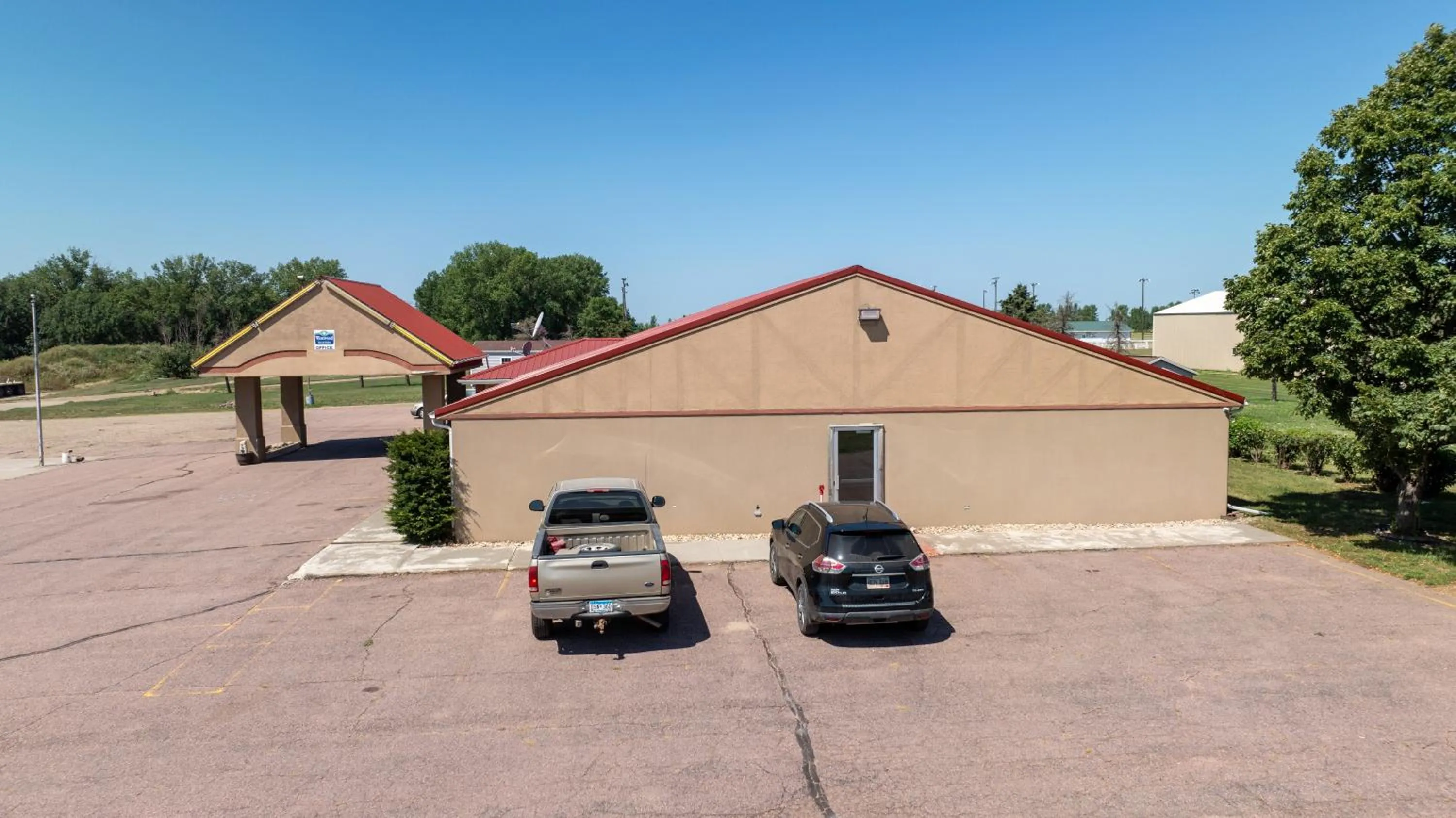 Parking in Westwood Inn & Suites Kimball I 90