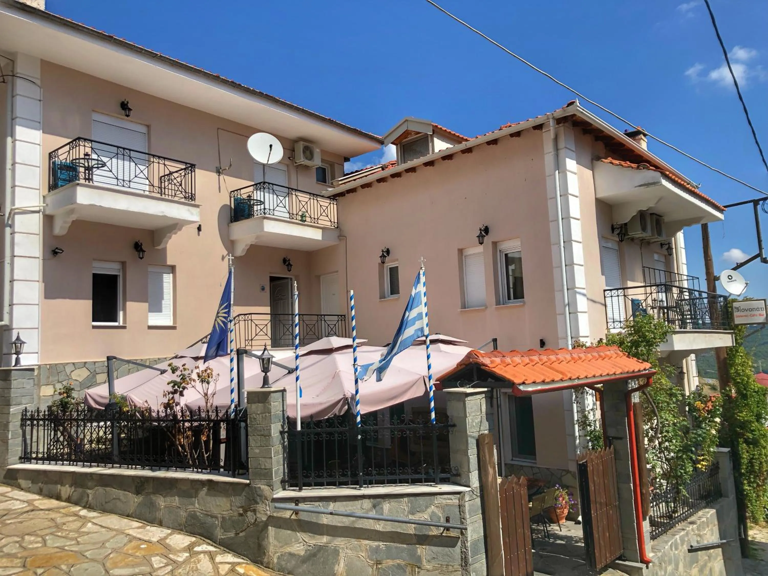 Property building in Guesthouse Monopati - Ξενώνας Μονοπάτι