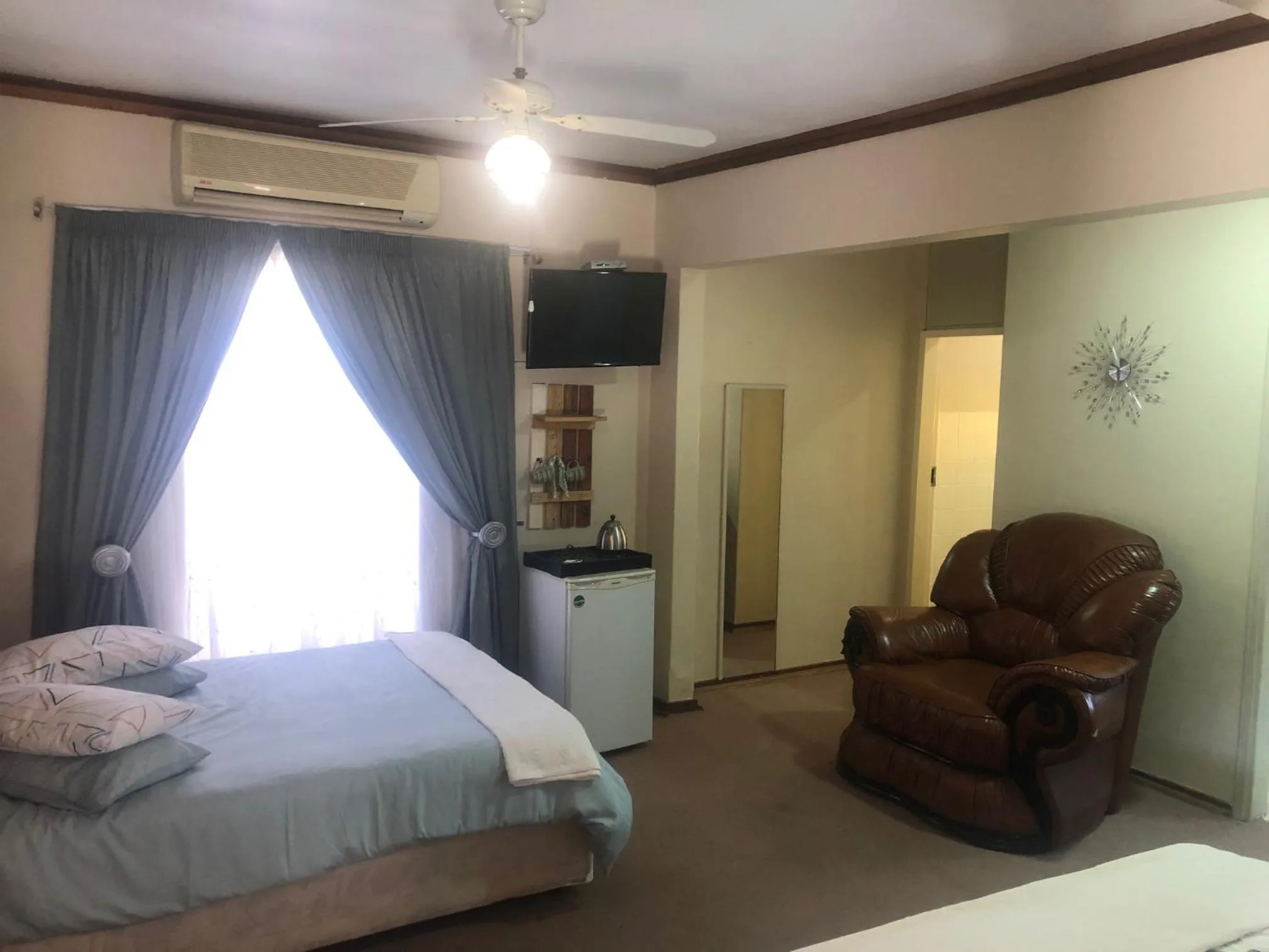 TV and multimedia, Bed in Jolani 2 Guest House