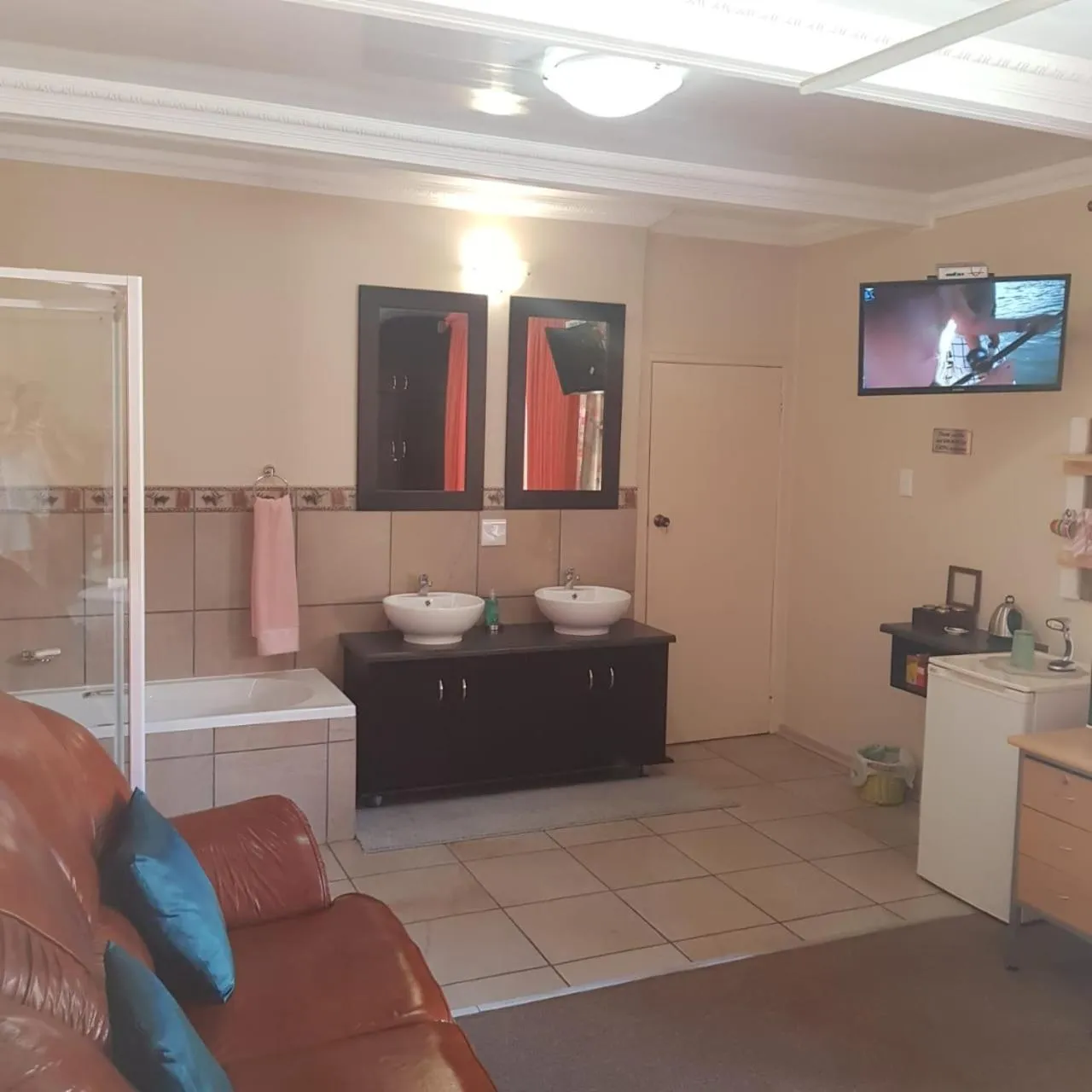 Shower in Jolani 2 Guest House