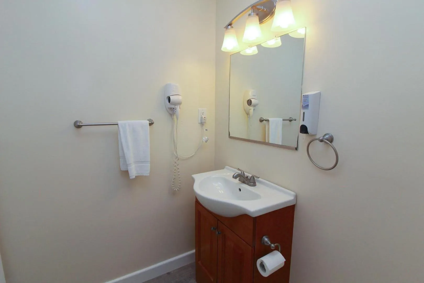 Bathroom in Fin 'N Feather Waterside Inn by Kees Vacations